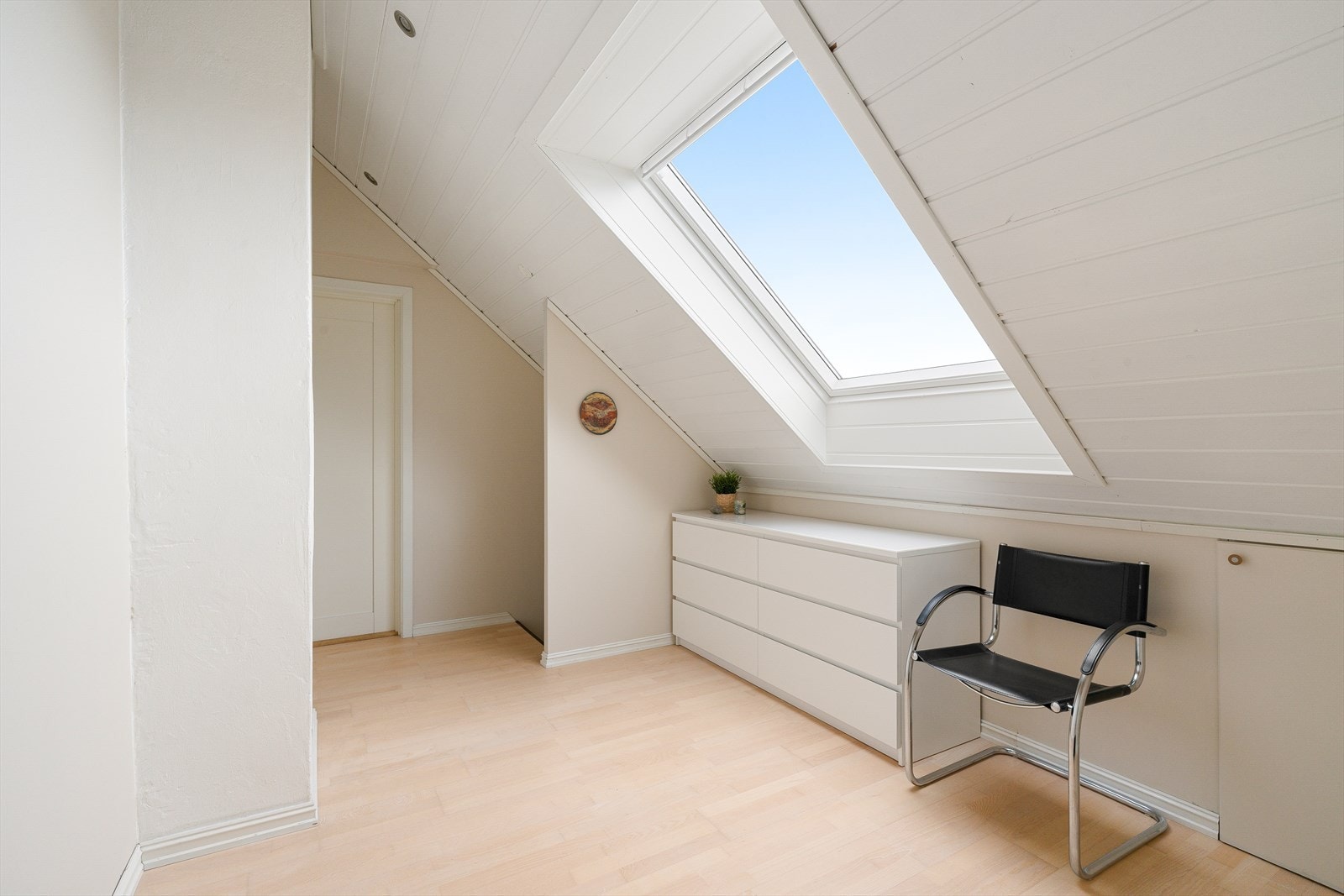 Loftsetasjen har en lys og åpen gang med takvindu. Plassbygde skap gir praktisk oppbevaring under skråtaket. Galleribilde