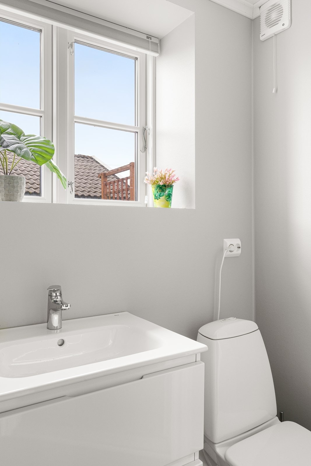 Badet i underetasjen er lyst og moderne, med vegghengt toalett og servantinnredning. Galleribilde