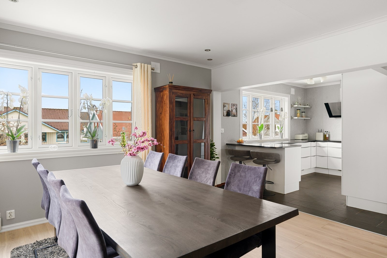 Spisestuen har plass til et stort langbord og ligger i delvis åpen løsning mot kjøkkenet. Galleribilde