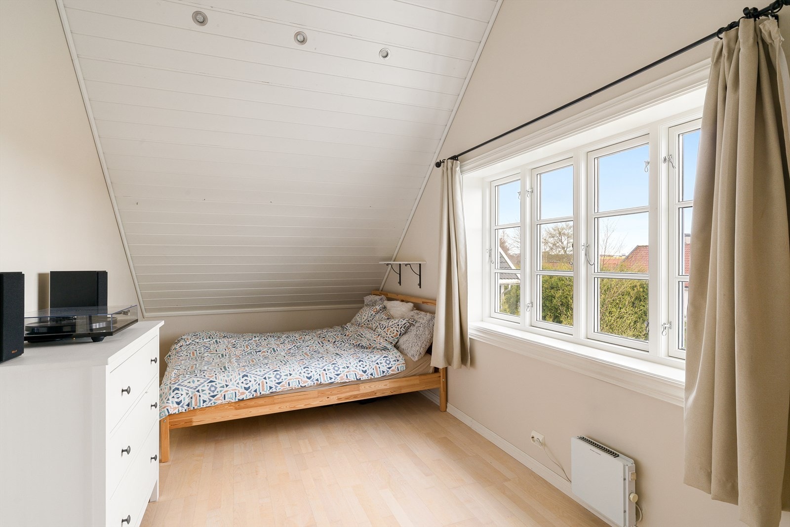 Soverom i loftsetasjen med sjarmerende skråtak og sprossevinduer. Galleribilde