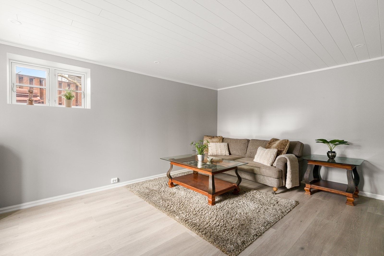 Rommet har laminatgulv og lysmalte flater, og vinduene gir dagslys. Galleribilde