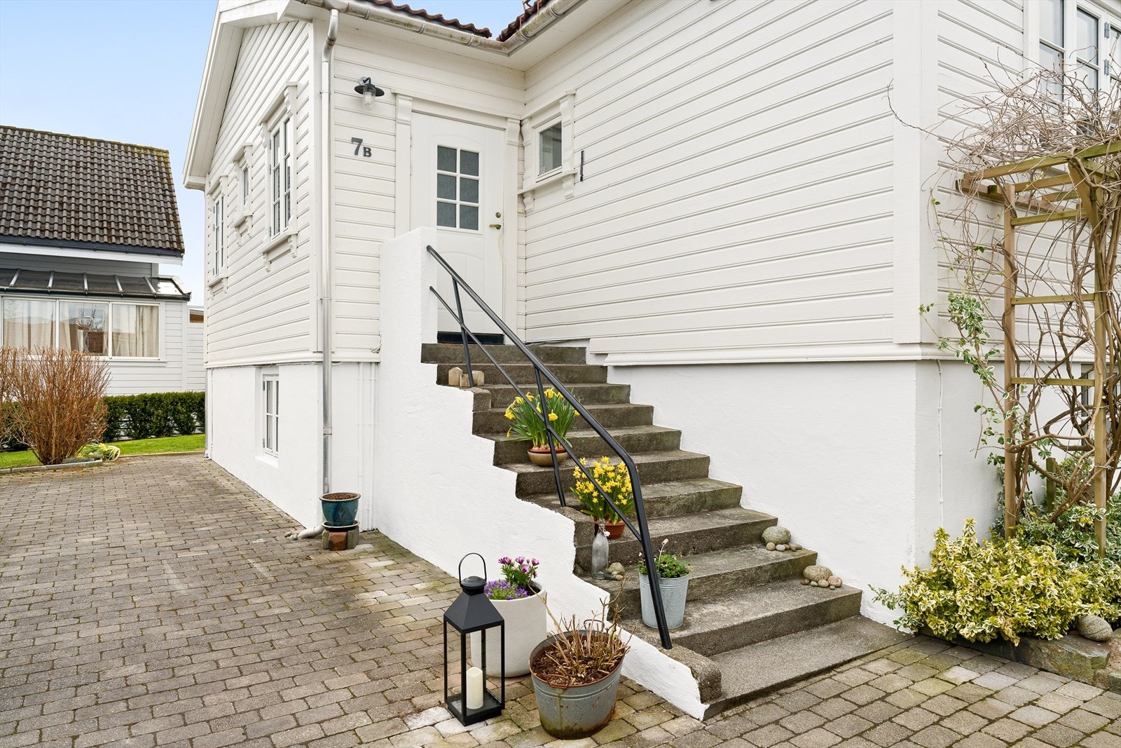 Hovedinngang til boligens første etasje. Trappen er støpt i betong. Galleribilde