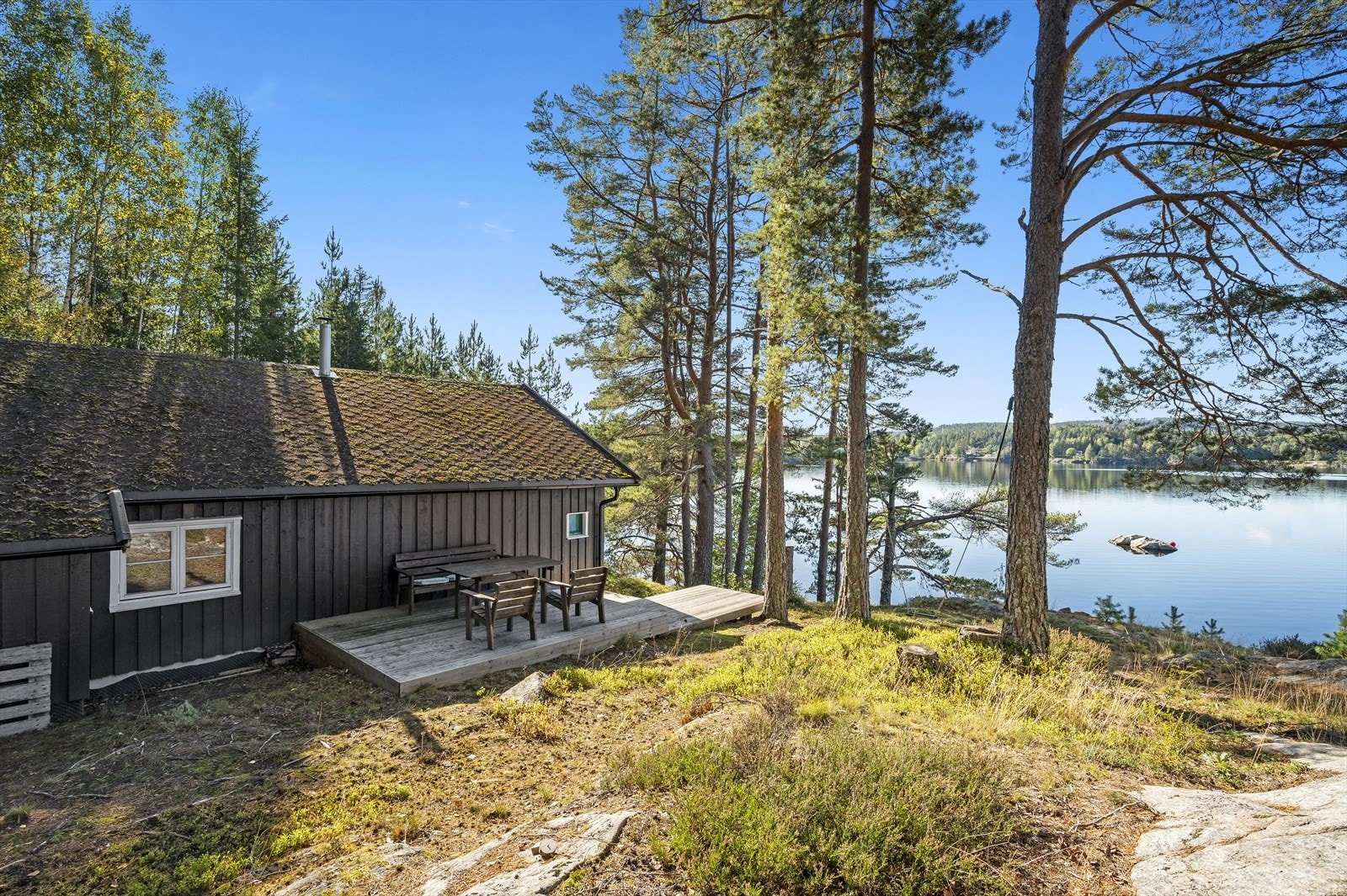 Det er solfylte og utsiktsrike uteplasser rundt hytta. Galleribilde