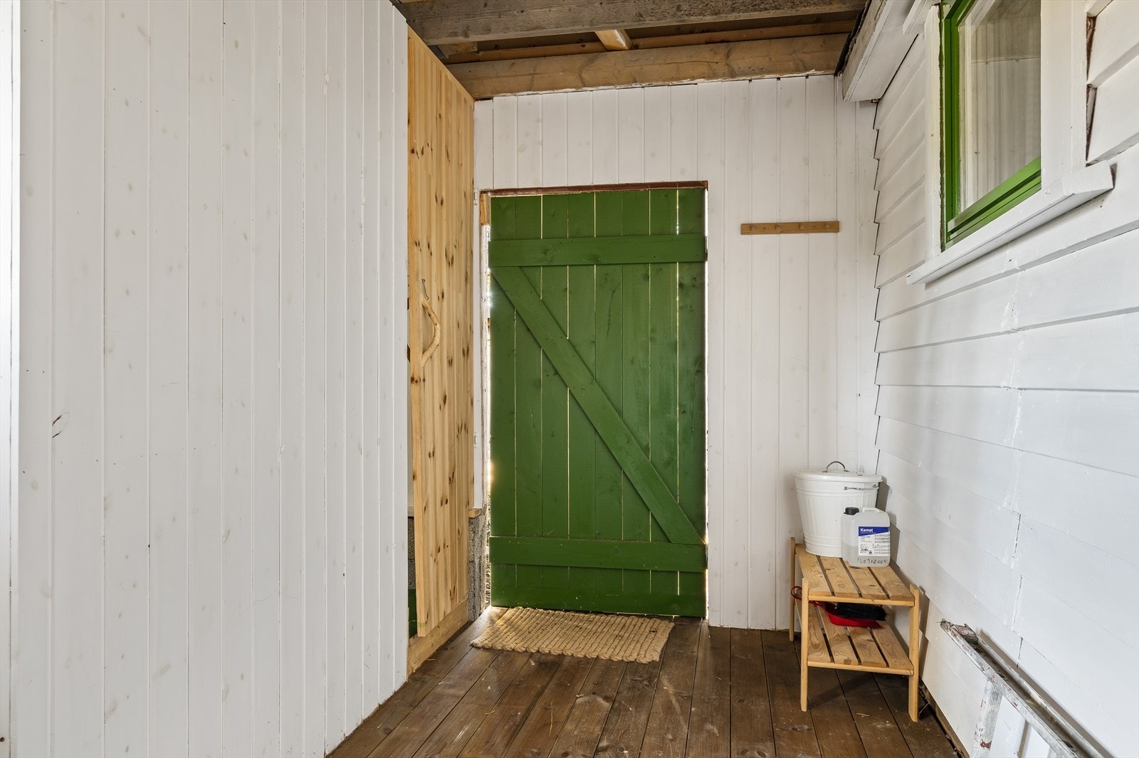 Entrè i øst fører deg inni i gangen. Herfra er det adkomst til toalett og soverom. Galleribilde