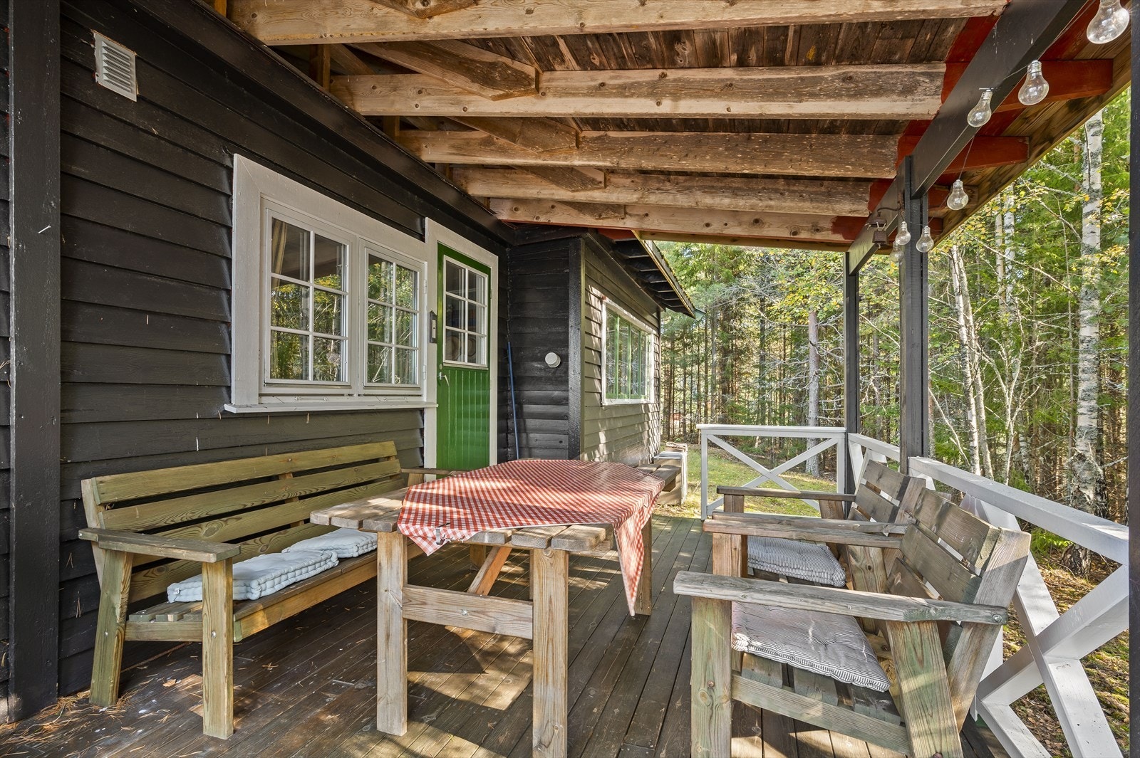 På sør siden er det en overbygd terrasse, som gir adkomst til stue/kjøkken. Galleribilde