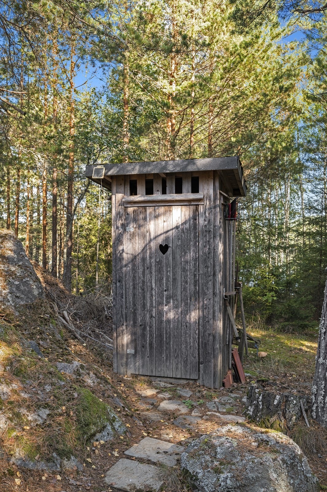 Eldre utedo som i dag brukes som vedskjul. Galleribilde