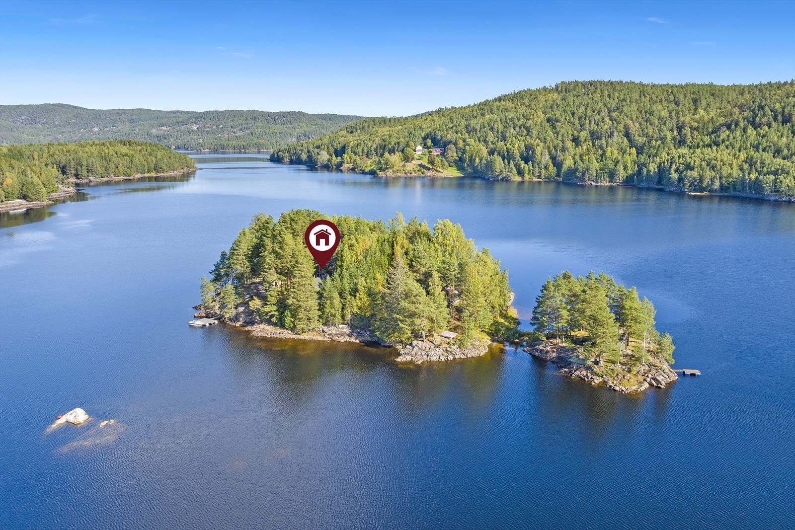 Denne eiendommen ligger midt i Toke, i idylliske omgivelser. Galleribilde