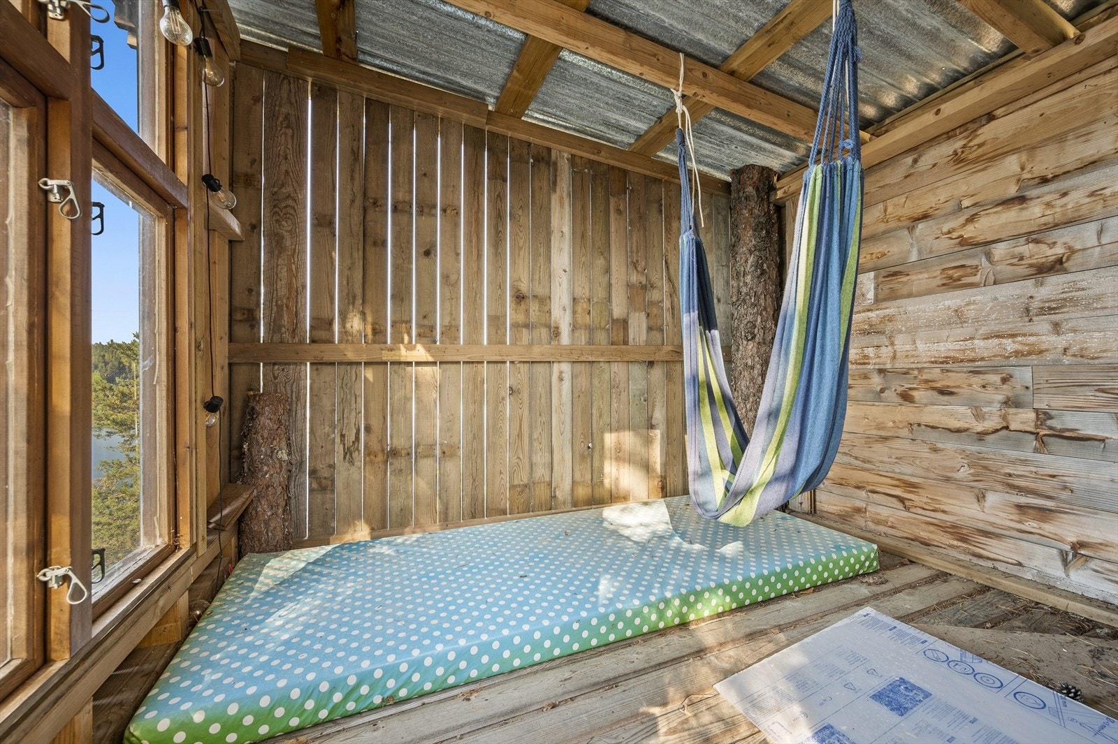 Det er et koselig lite trehus nordvest for hytta. Galleribilde