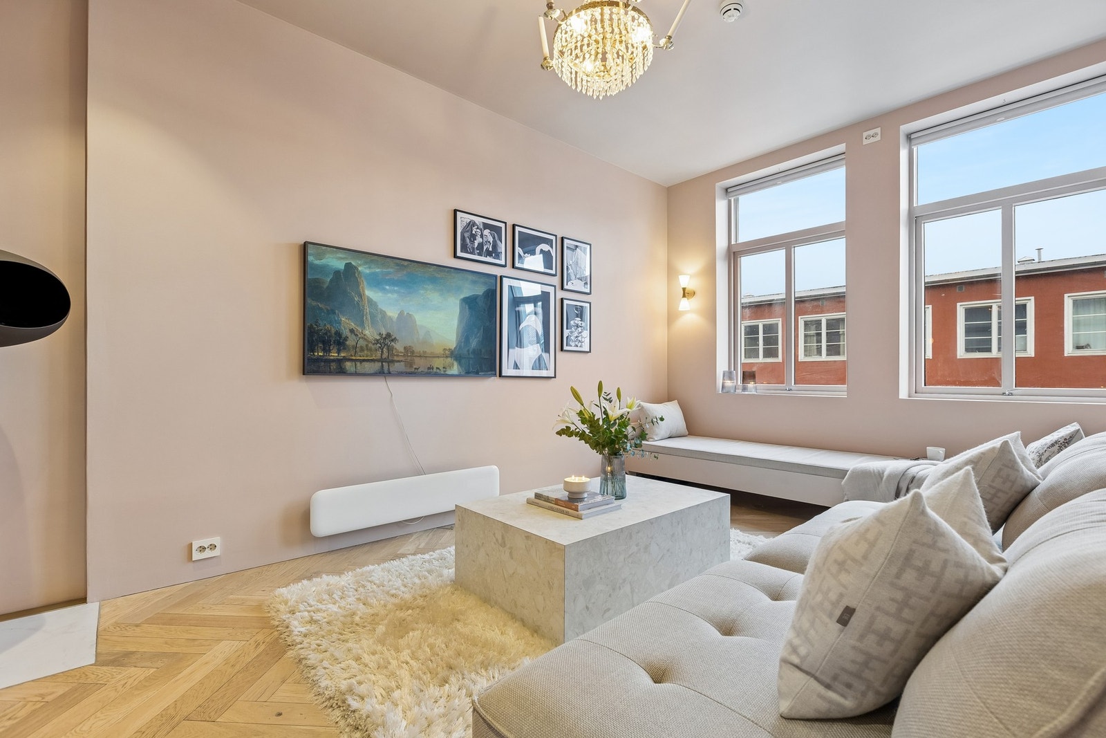 Stuen har en sosial planløsning som legger til rette for både hverdagsliv og besøk. Galleribilde