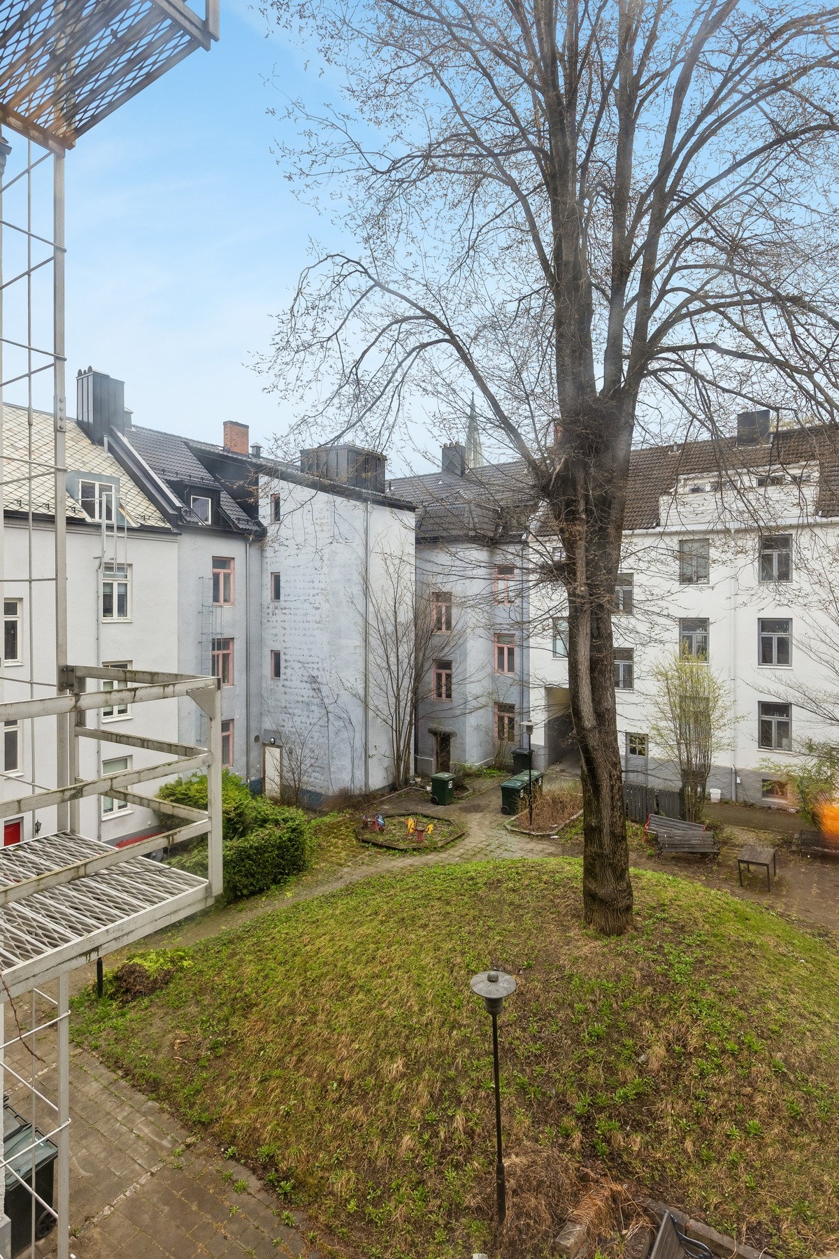 En klassisk bygård som kombinerer tidstypisk arkitektur med en sentral beliggenhet. Galleribilde