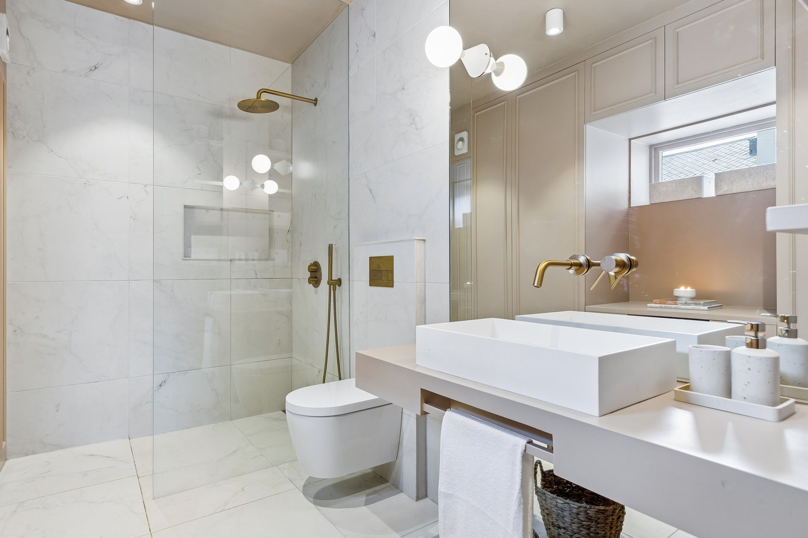 Badet er utstyrt med dusjnisje, mekanisk avtrekk, servant, servantskap, veggmontert wc og opplegg for vaskemaskin. Galleribilde