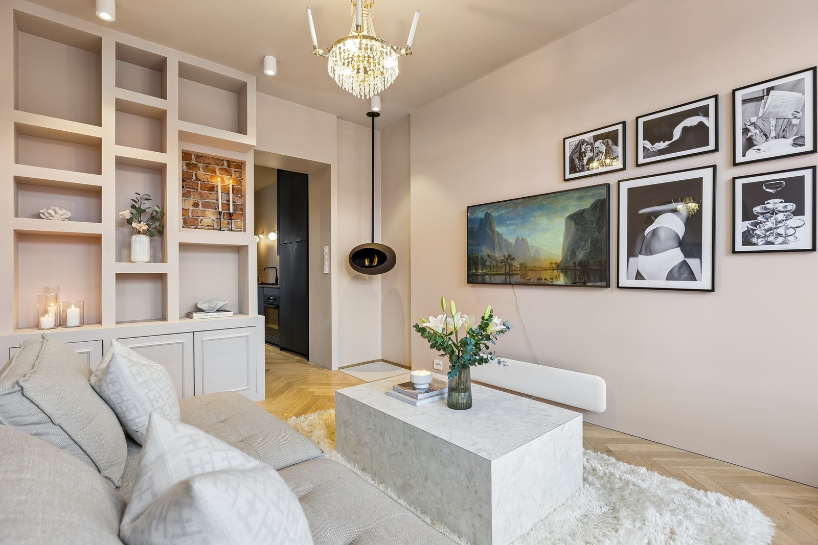 Stuen har god plass til sofagruppe og fungerer godt som et naturlig samlingspunkt. Galleribilde