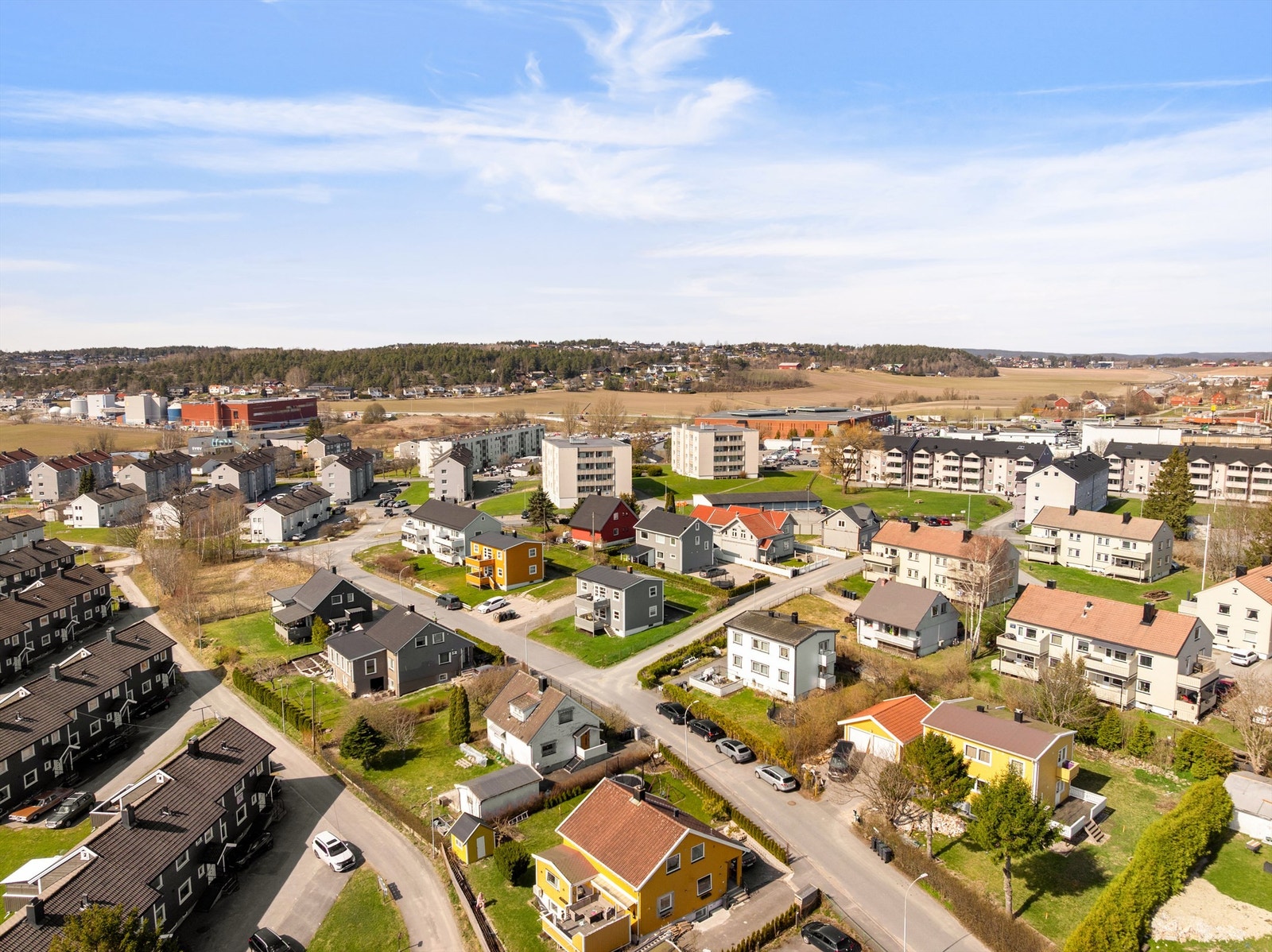 I nabolaget finnes både barnehage og skole. Kort vei er det også til dagligvareforretning og stort kjøpesenter. Galleribilde