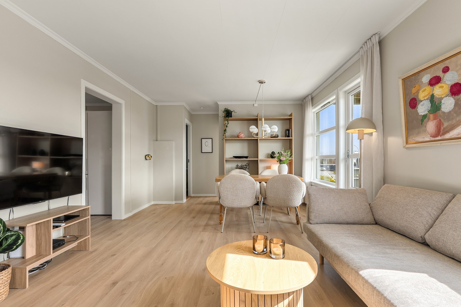 Romløsningen er forholdsvis lik i begge etasjer og inkluderer blant annet en romslig stue. Galleribilde