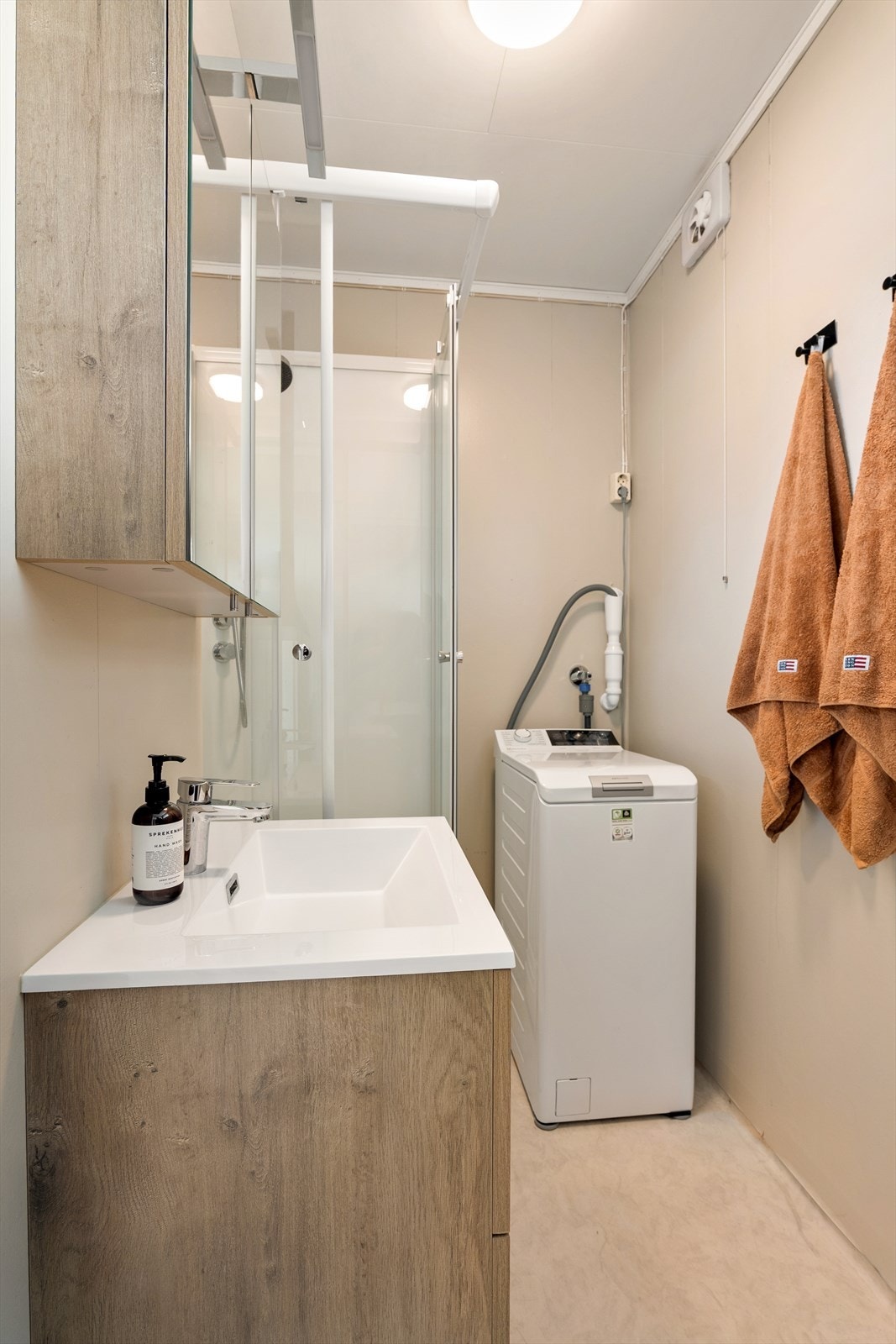 På badet i første etasje er forhold knyttet til sluk og membran/tettesjikt gitt TG 3. Utbedring anbefales. Dusjkabinettet begrenser imidlertid vannpåkjenning på overflatene. Galleribilde