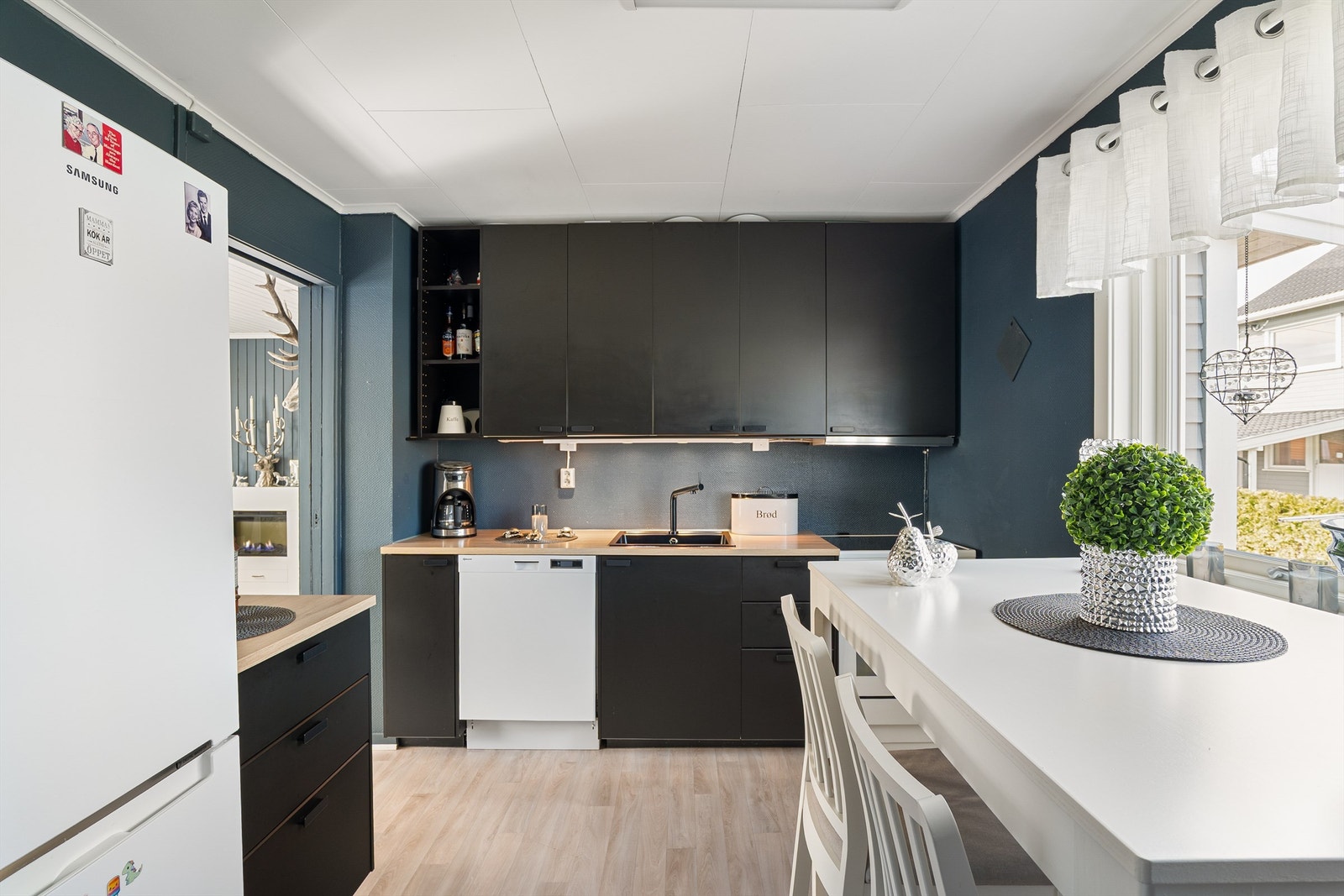 Ny kjøkkeninnredning fra IKEA i tidsaktuell sort ble montert i 2020. Hvitevarer medfølger ikke. Galleribilde
