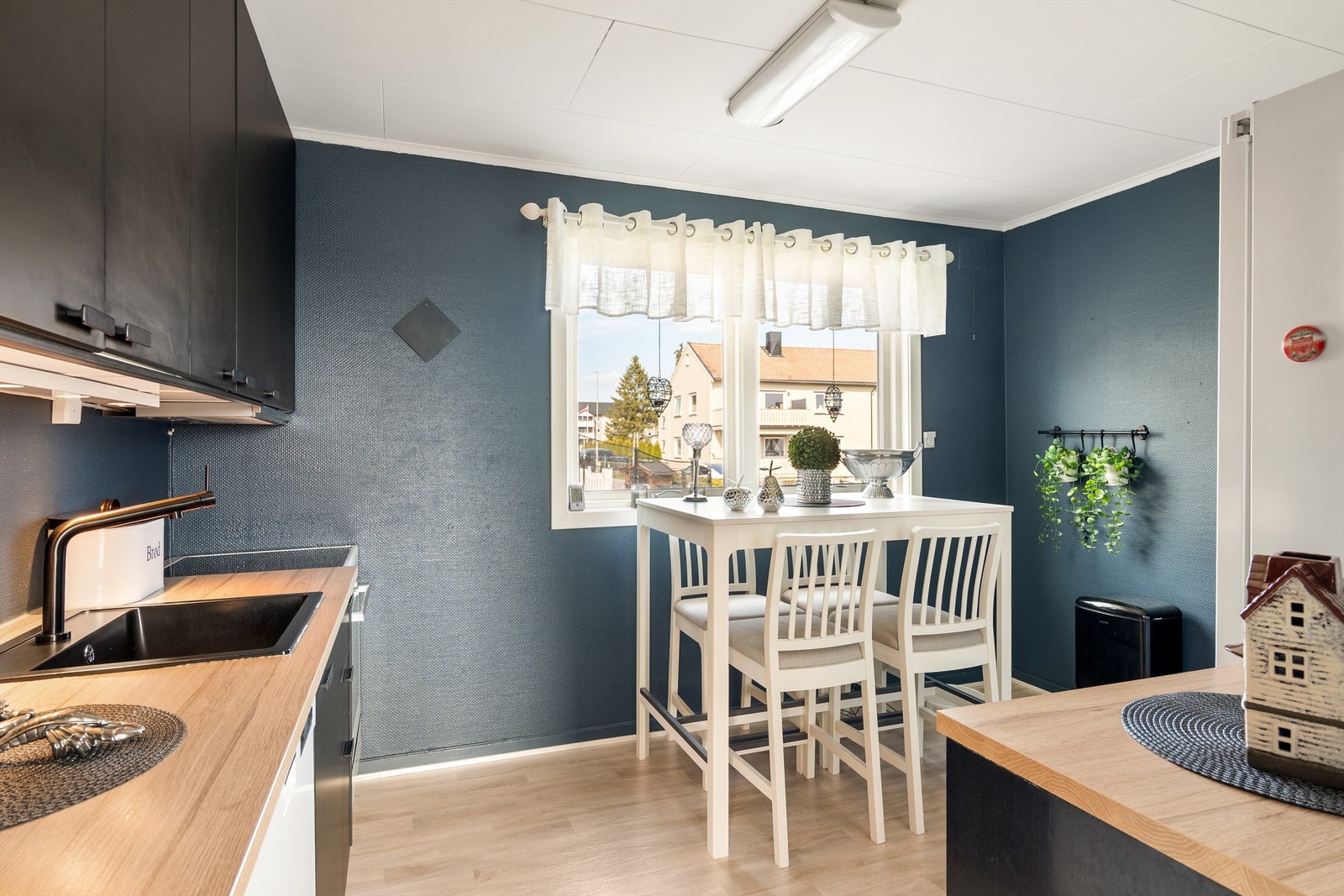 Kjøkkenet i andre etasje er tilrettelagt også for et mindre frokostbord. Galleribilde