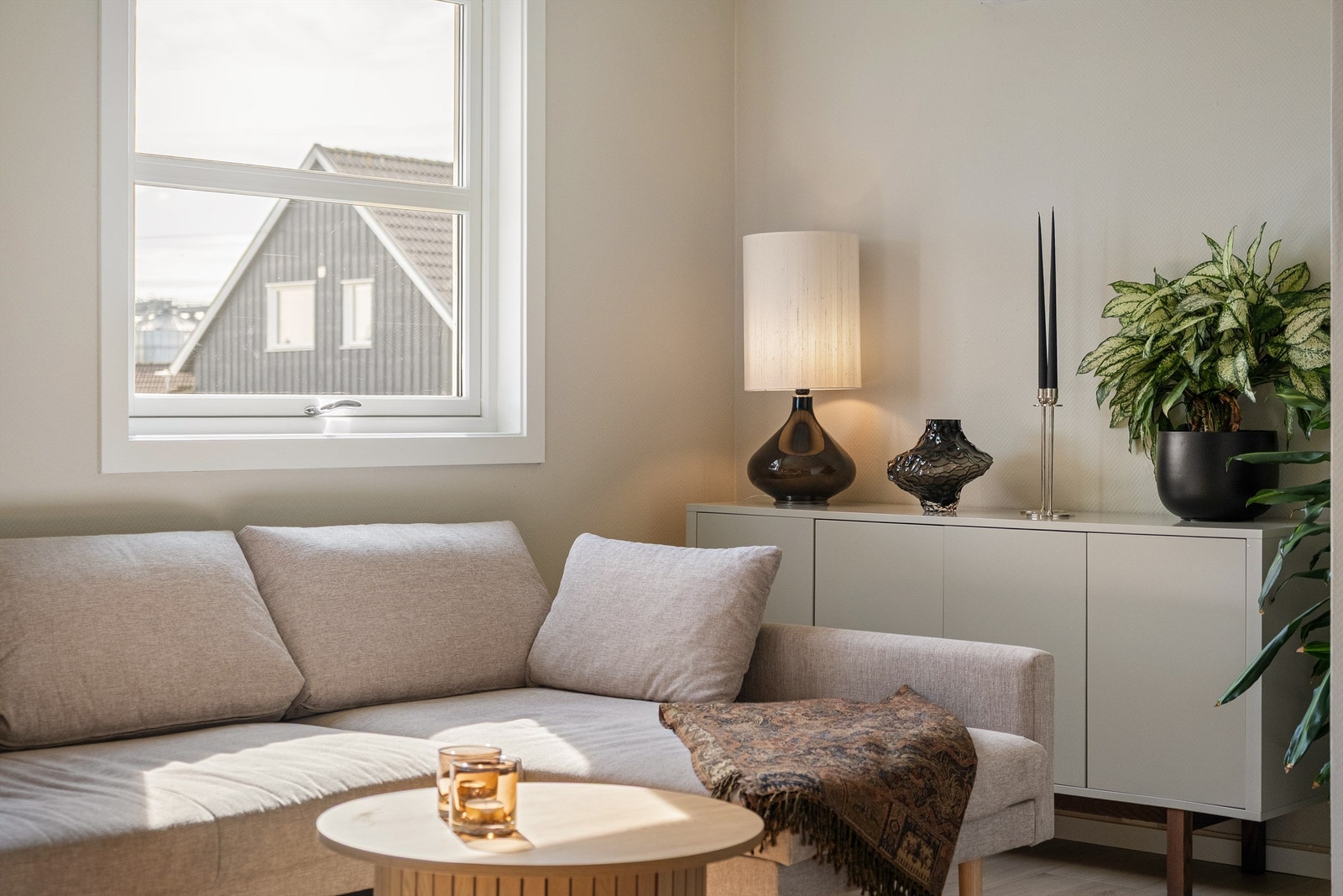 Flere vinduer er skiftet ut i senere år og datert 2019. Galleribilde