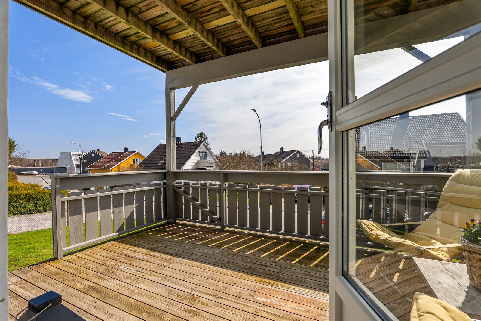 I årets varme måneder er verandaens ca. 11 kvm. et prisverdig ekstra areal. Til verandaen er det adkomst fra både stuen og hagen. Galleribilde