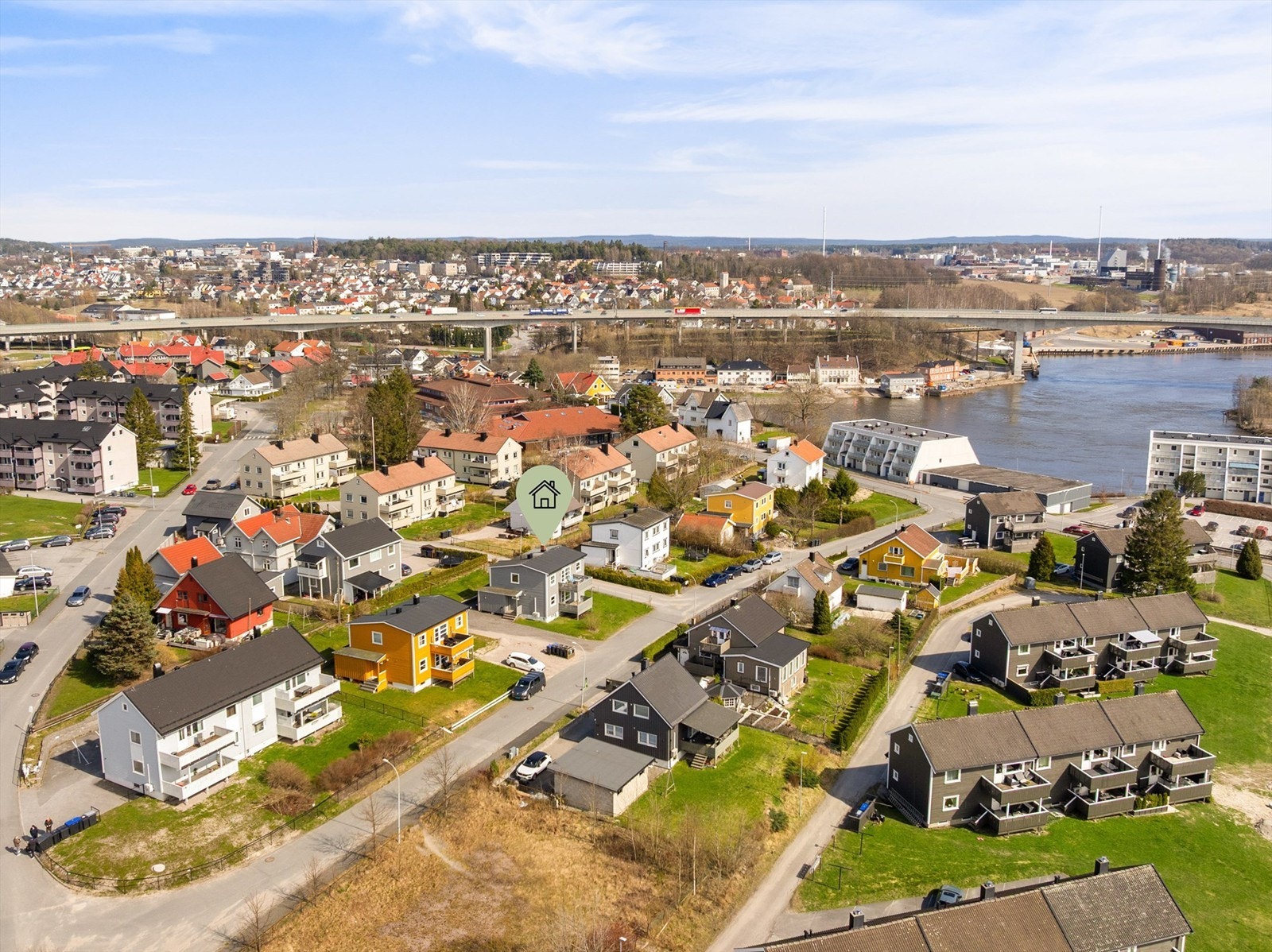 Tomannsboligen er oppført på en attraktiv hjørnetomt, i solfylte og veletablerte omgivelser på Alvim. Fotograf; Kristoffer Kristiansen. Galleribilde