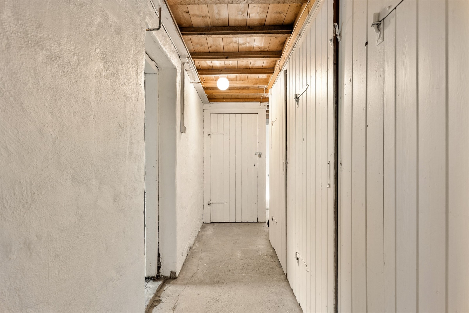 I kjellerens hele åtte boder er det stor lagringsplass. Toalettrommet som også inngår i kjelleren er av eldre dato og har renoveringsbehov. Galleribilde