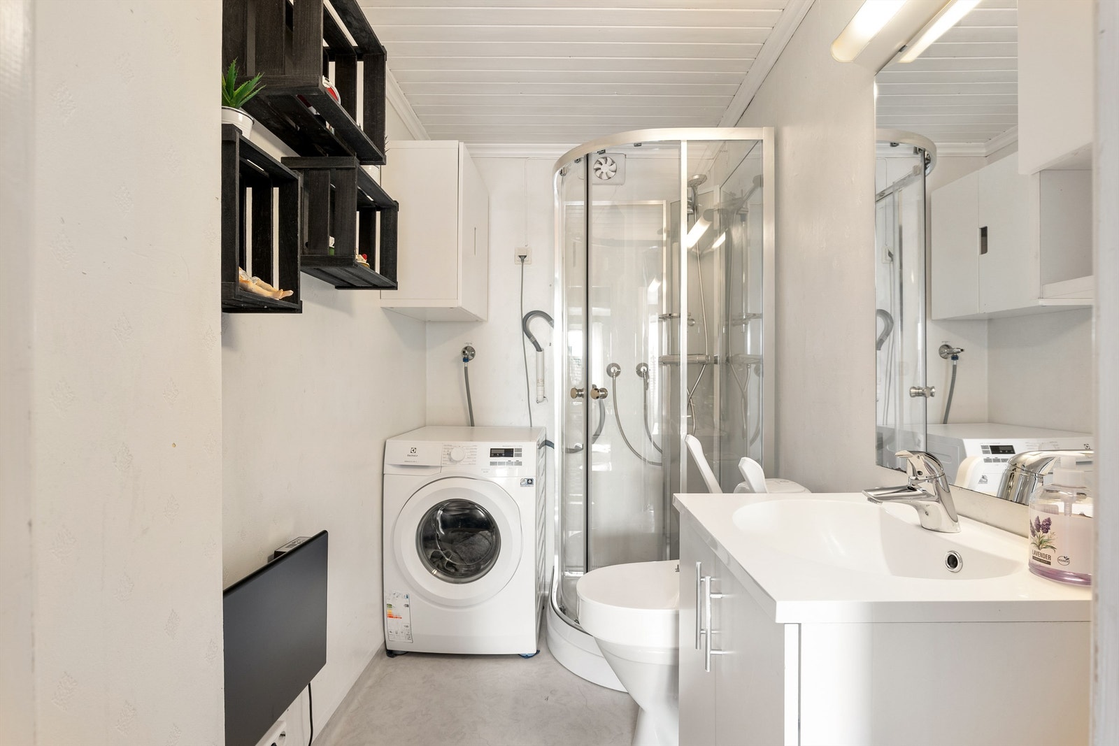 Badet i andre etasje benyttes også med dusjkabinett. I gulvet er det motfall til sluket, et forhold som isolert er gitt TG 3. Galleribilde