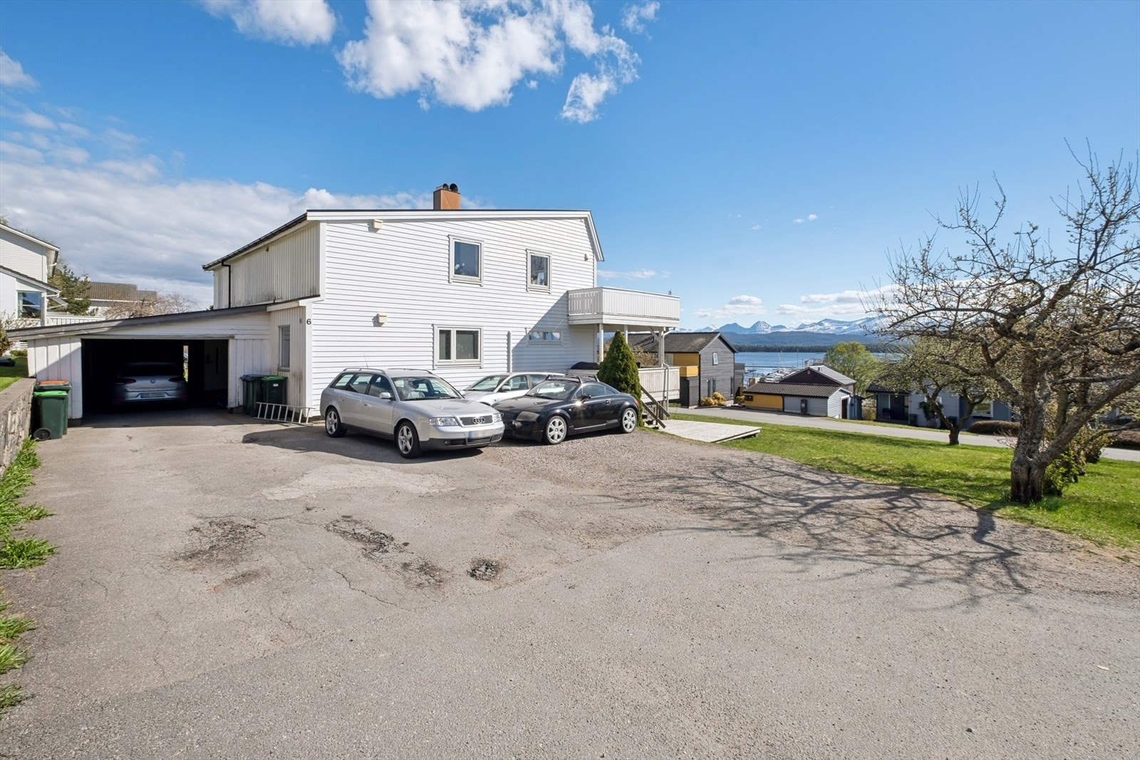 Eiendommen har en fast parkeringsplass i garasje med elbillader, i tillegg til uteparkering for 2-3 biler. Galleribilde