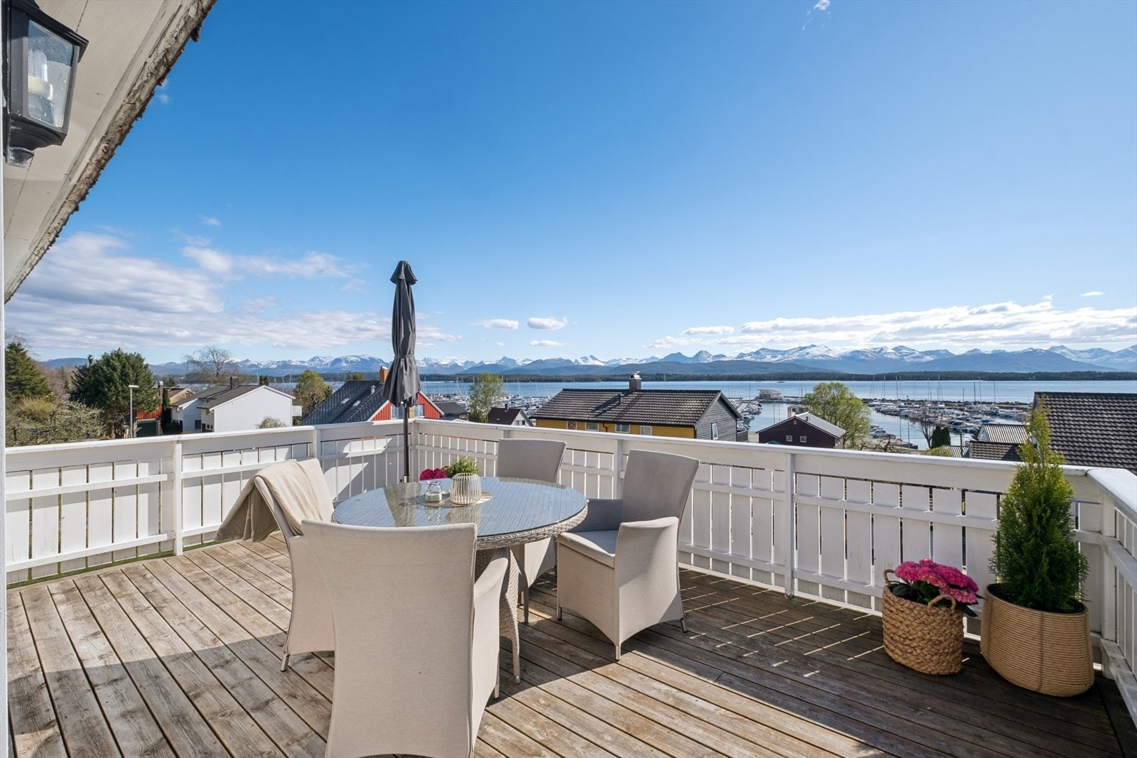 Den store, sørvendte verandaen på ca. 18 m² blir en naturlig forlengelse av stuen, med god plass til utemøbler og utsikt mot fjorden. Galleribilde
