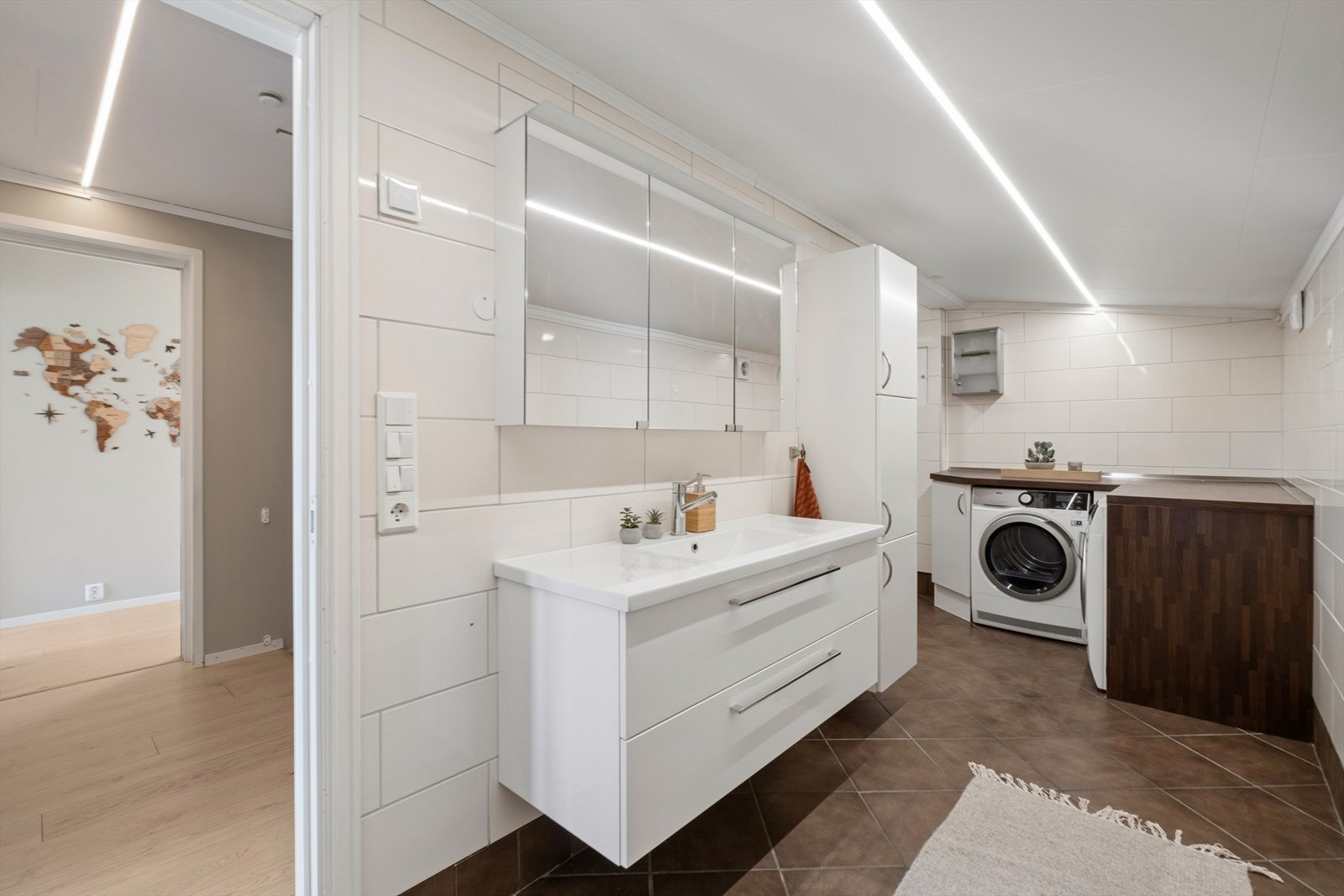 Badet er flislagt og har elektrisk gulvvarme. Rommet er innredet med baderomsinnredning med heldekkende servant. Galleribilde