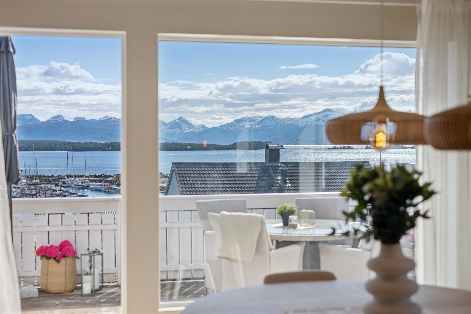 Balkongdøren fra ca. 2008 har 2-lags glass og åpner opp mot den store verandaen. Galleribilde