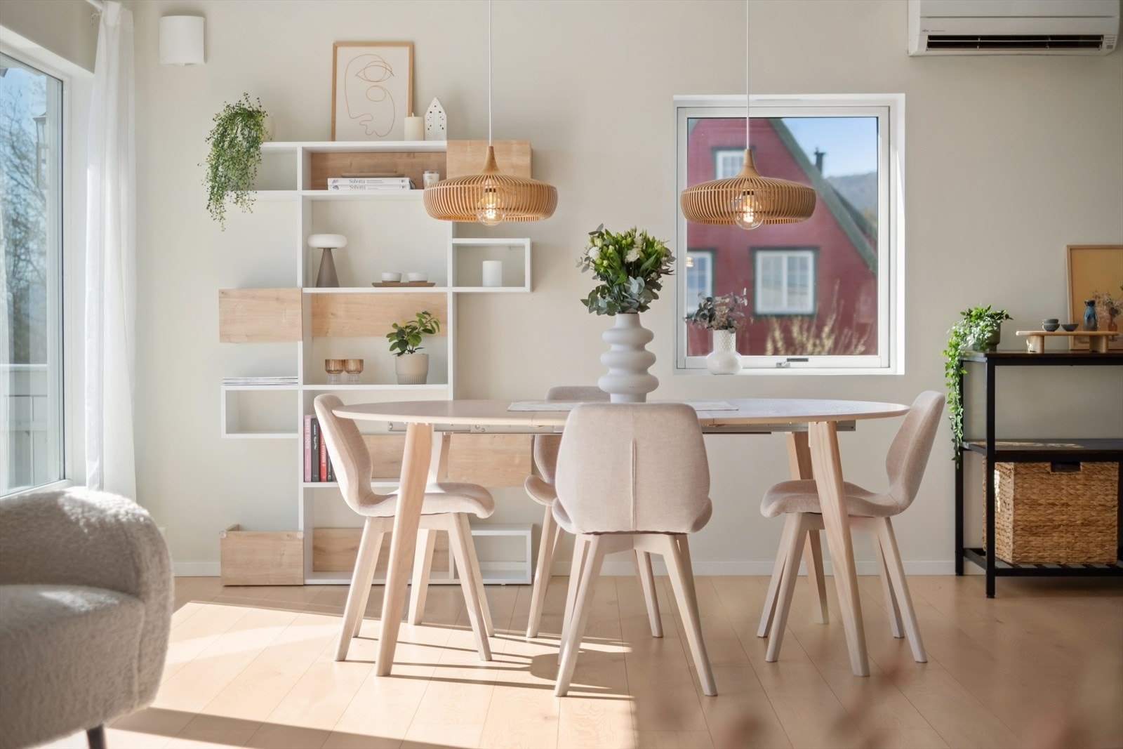 Spiseplassen ligger i naturlig tilknytning til både kjøkkenet og stuen. Galleribilde