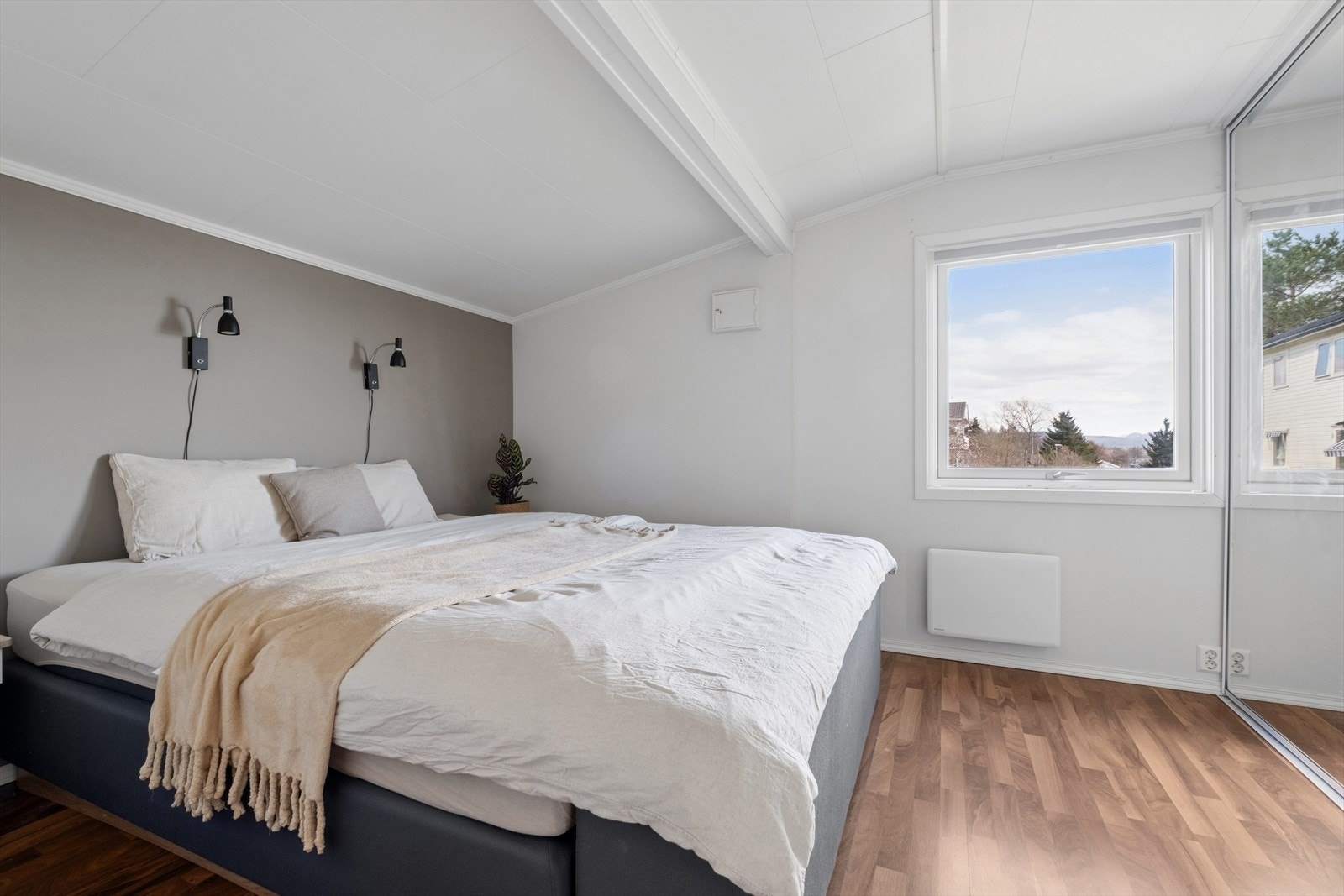 Hovedsoverommet er romslig og har en stor skyvedørsgarderobe for effektiv oppbevaring. Galleribilde