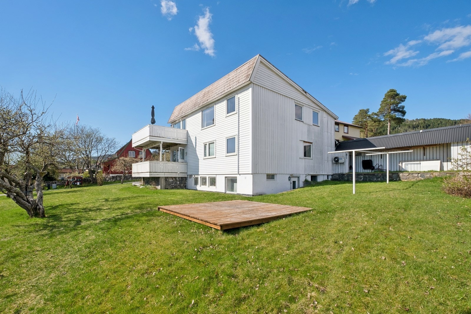 Boligen er en del av et sameie med felles hage og utvendig vedlikehold. Ytterveggene er kledd med stående og liggende bordkledning. Galleribilde