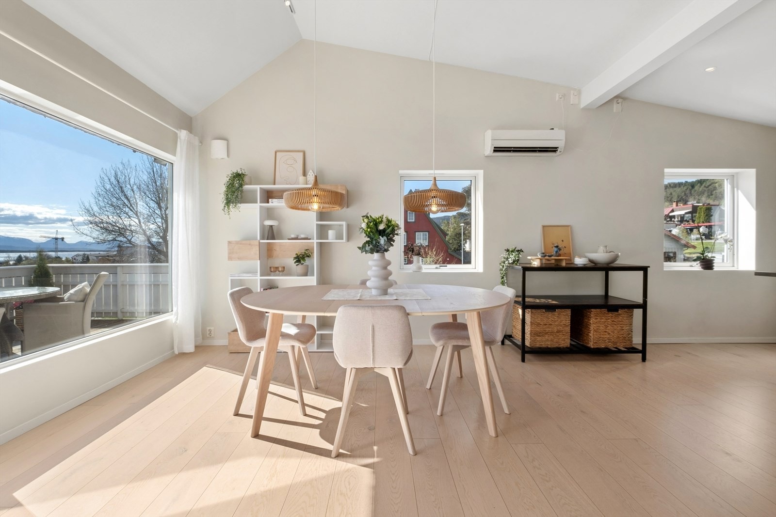 Store vindusflater gir rikelig med naturlig lys og rammer inn utsikten. Vinduene har 2-lags isolerglass, de fleste fra 2008 og 2017. Galleribilde