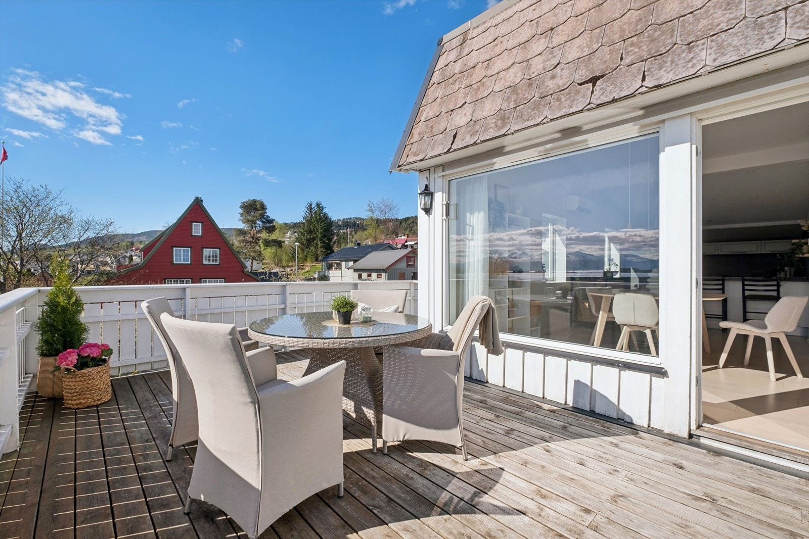 Verandaen er bygget i tre med terrassebord som dekke. Rekkverket er også i tre. Galleribilde