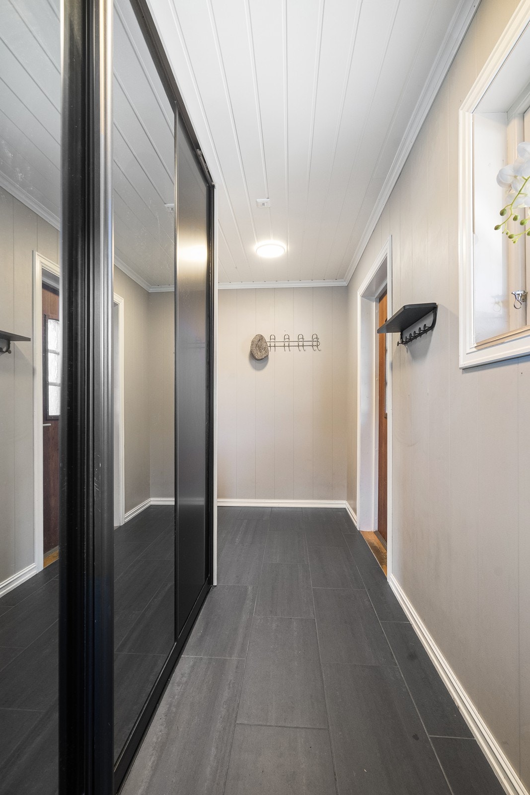 Integrert skyvedørsgarderobe med speilfronter gir rikelig med oppbevaringsplass samtidig som den bidrar til en luftig romfølelse. Galleribilde