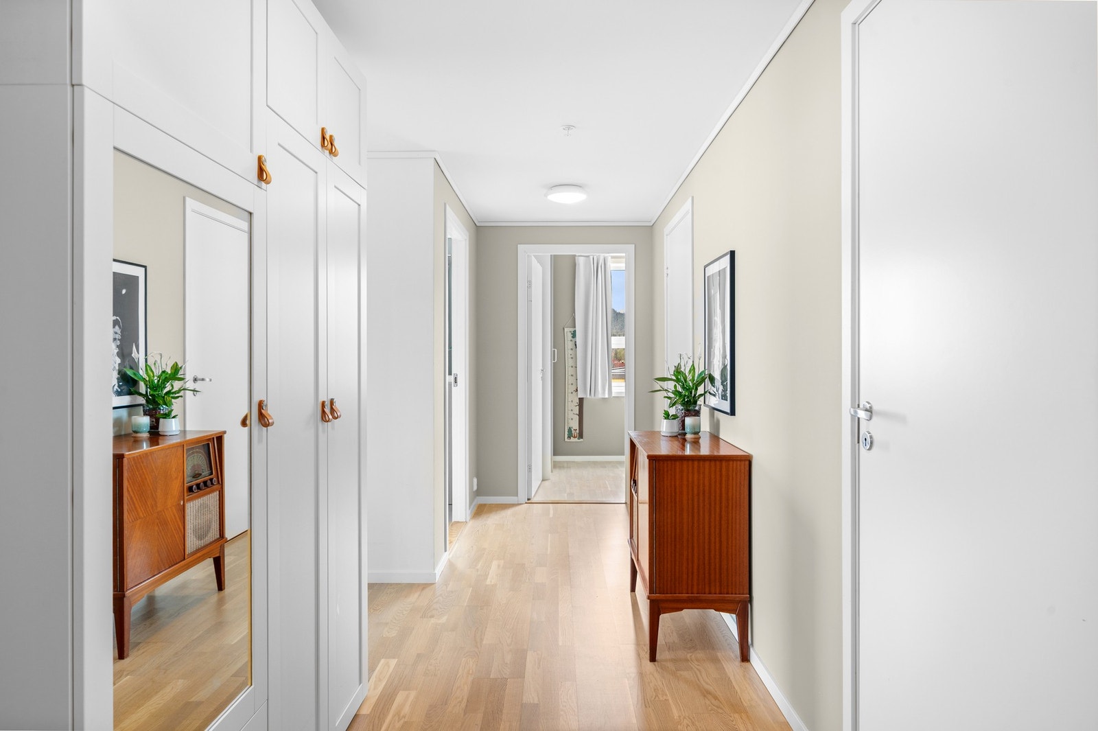 Romslig og innbydende entrè/gang på 9,1m² med god plass til å henge fra seg klær og utstyr. Galleribilde