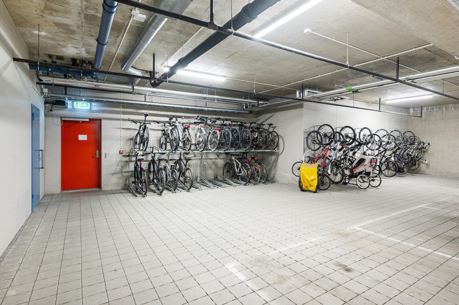 Praktisk sykkelparkering i P-kjeller. Galleribilde