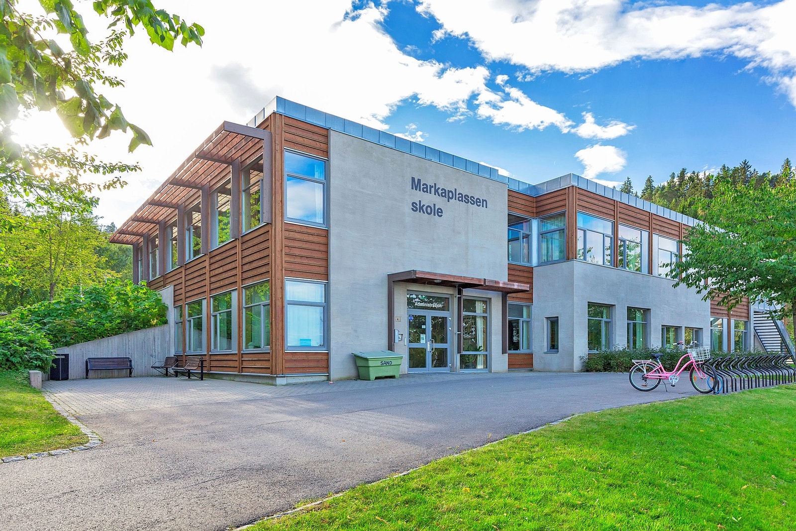 Og Markaplassen ungdomsskole. Galleribilde