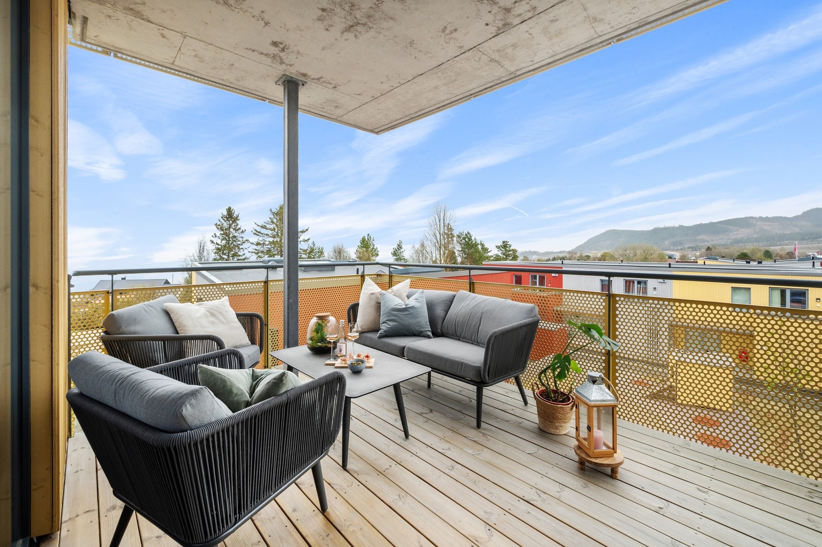 Balkongen er på 11,2m² med god plass til utemøblement, grill mm. Galleribilde