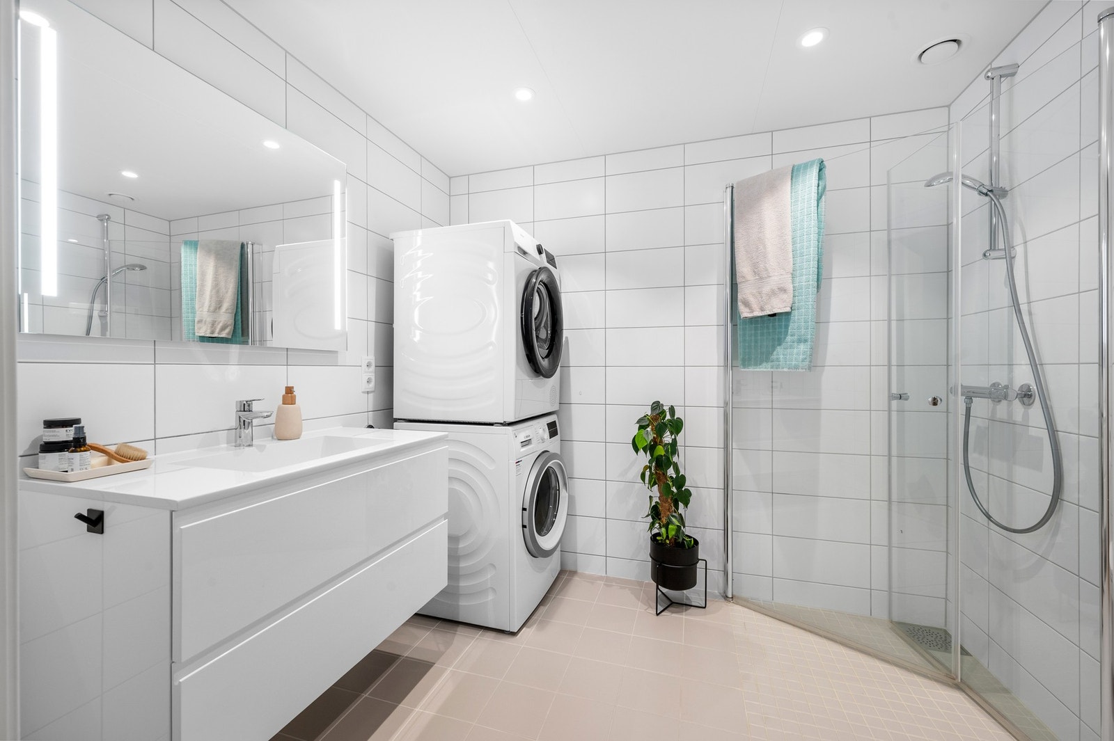 Lyst og pent flislagt bad på 4,9m² med full innredning. Galleribilde