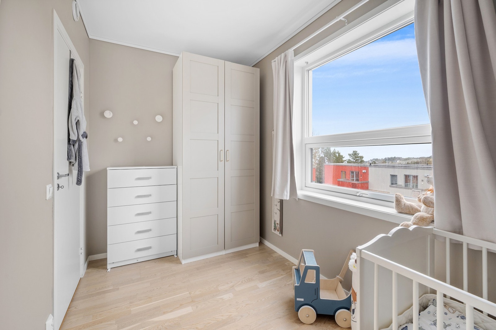 Også her har man god plass til soveromsmøblement og garderobeløsning. Galleribilde