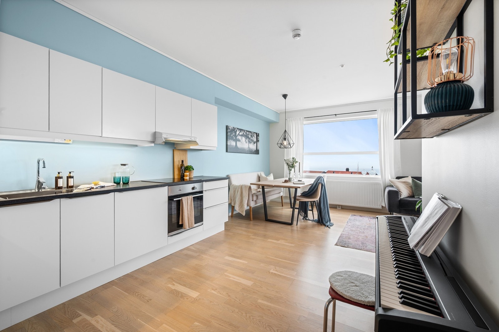 Moderne innredning med mye skapplass og store, praktiske arbeidsflater. Galleribilde