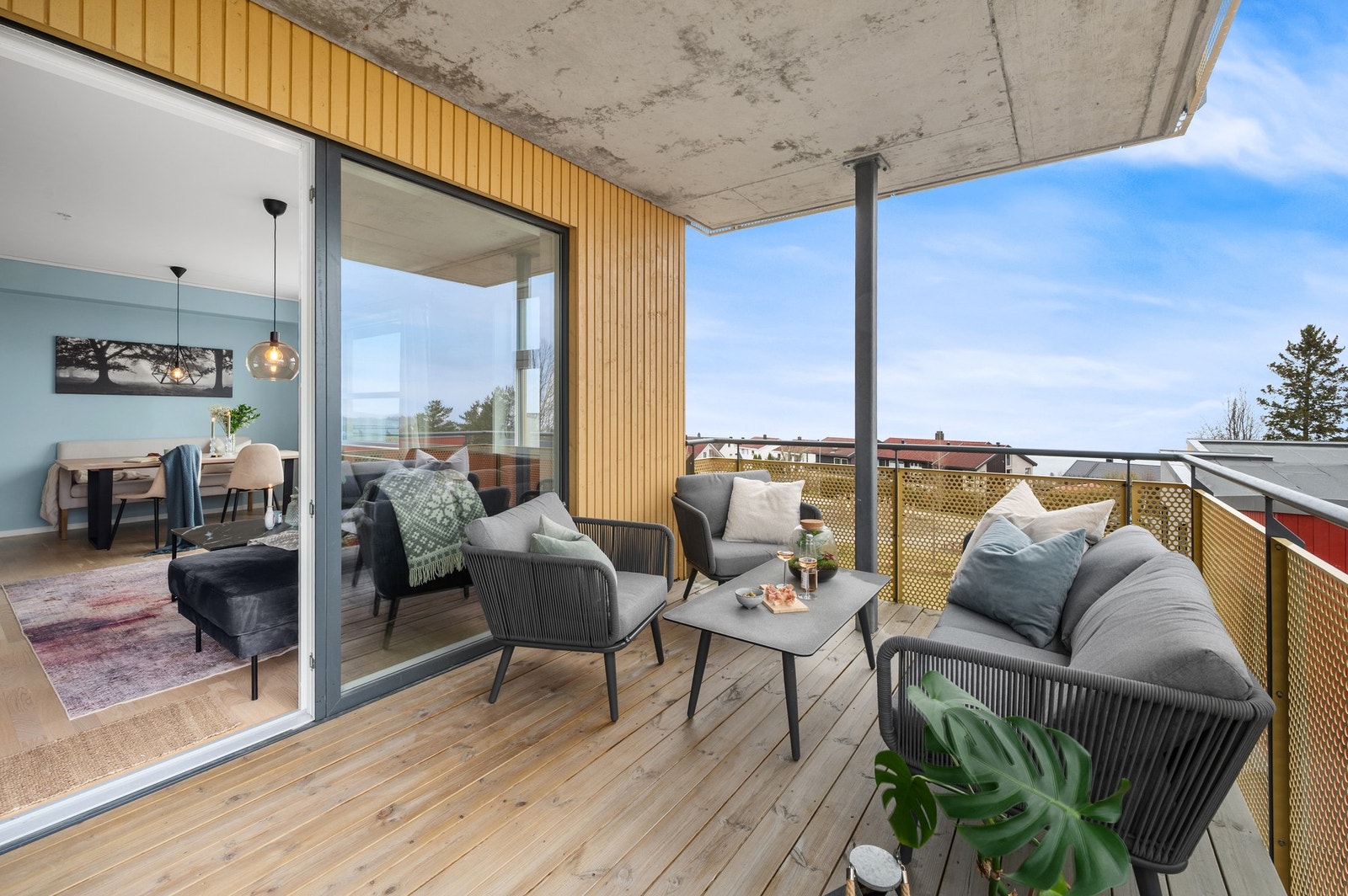 Fra stuen har du direkte utgang til en herlig nord-østvendt balkong med flott utsikt mot Trondheimsfjorden. Galleribilde