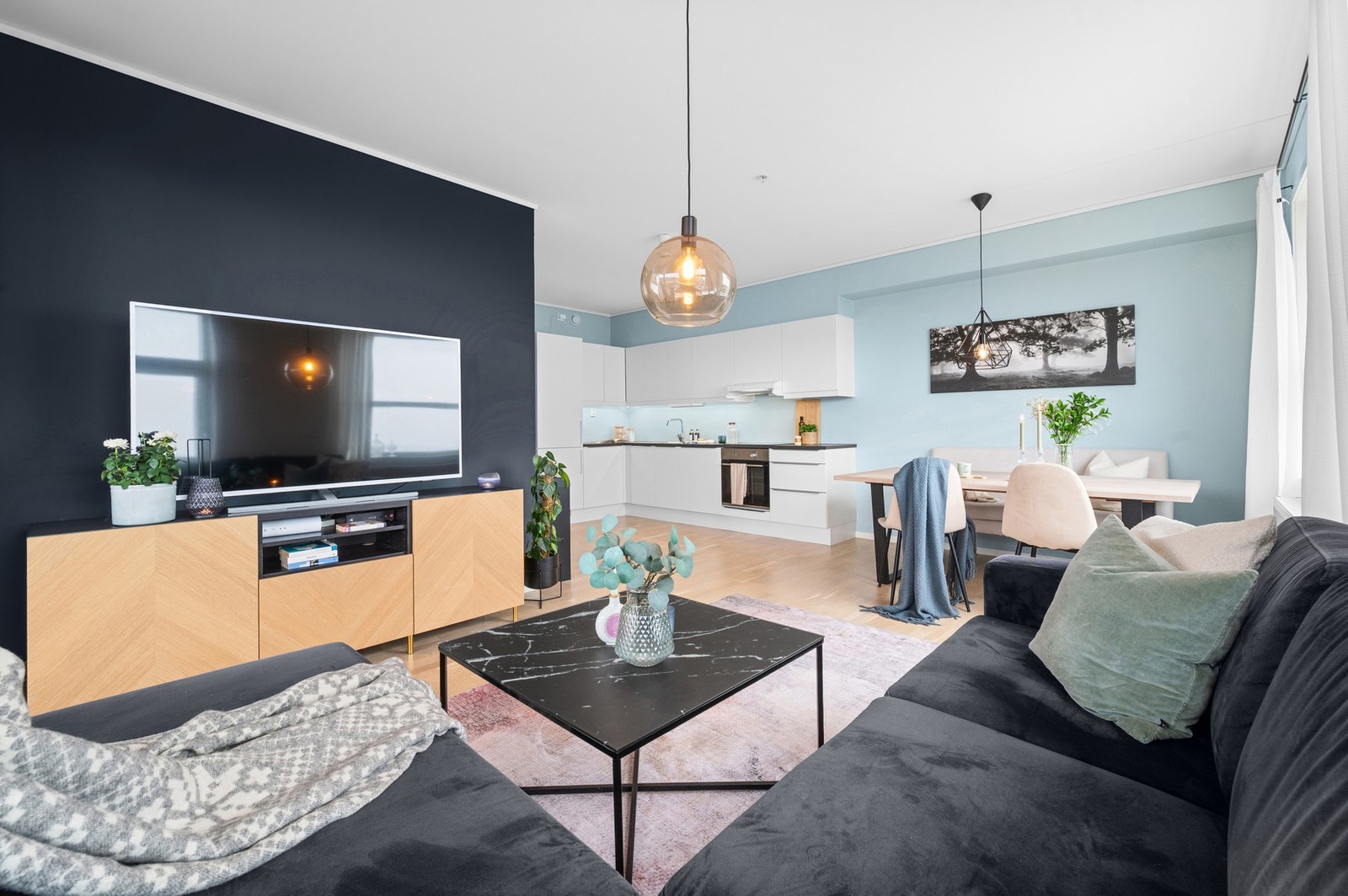 Stor og åpen stue-/kjøkkenløsning på 27,9m² med ypperlige møbleringsmuligheter. Galleribilde