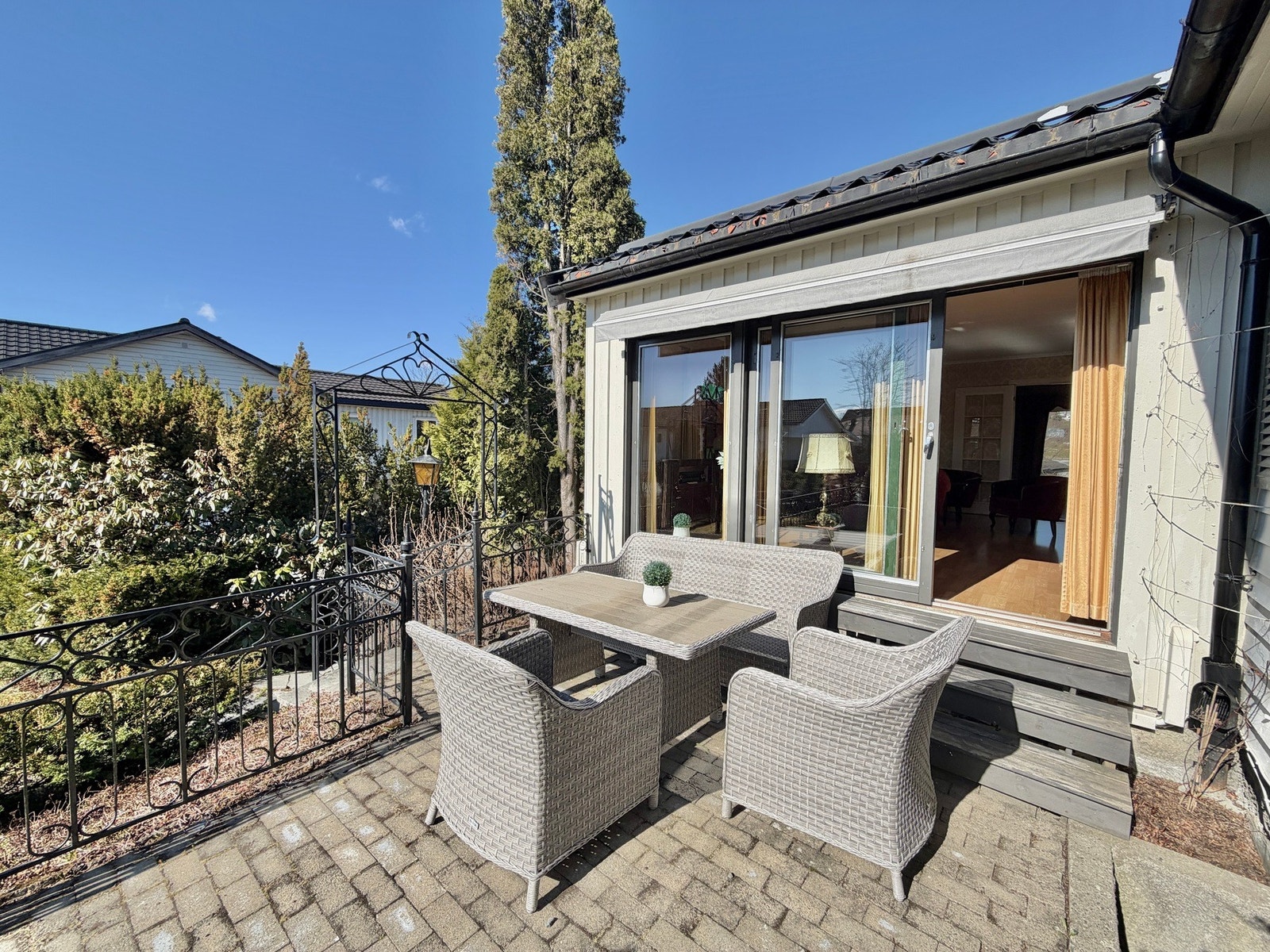 Sørvendt terrasse med gode solforhold. Galleribilde