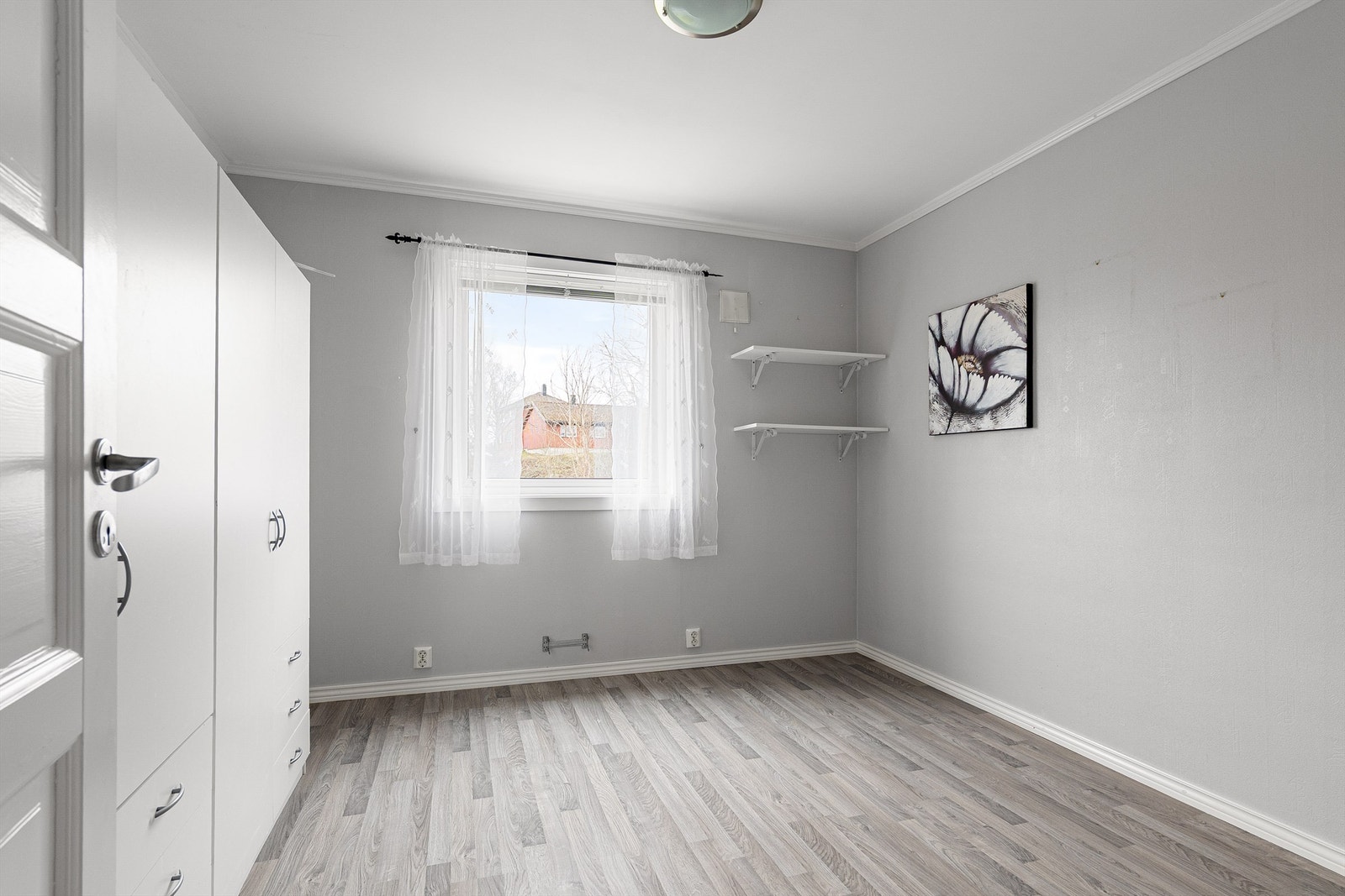 Begge soverom er orientert mot øst - bort fra ettermiddags- og kveldssolen. Dette er pusset opp i senere år og er velfungerende som barne-/gjesterom. Galleribilde