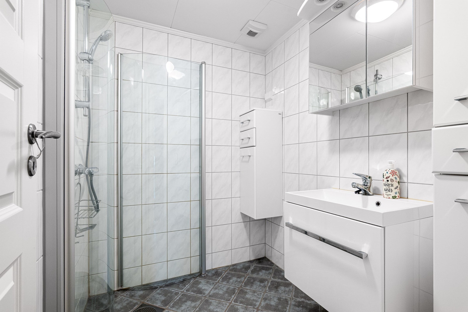 Badet er fornyet i senere år. Gulv og vegger er flislagt, i gulvet er det varme. Galleribilde