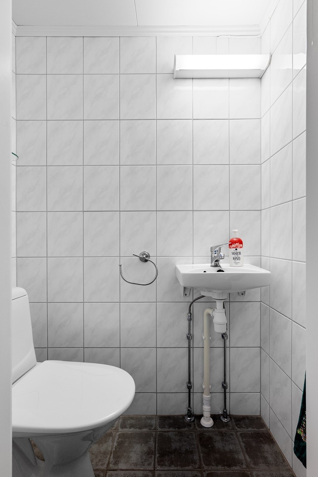 Klosett finnes i separat toalettrom, tilstøtende badet. Også her er det varme i gulvet. Galleribilde