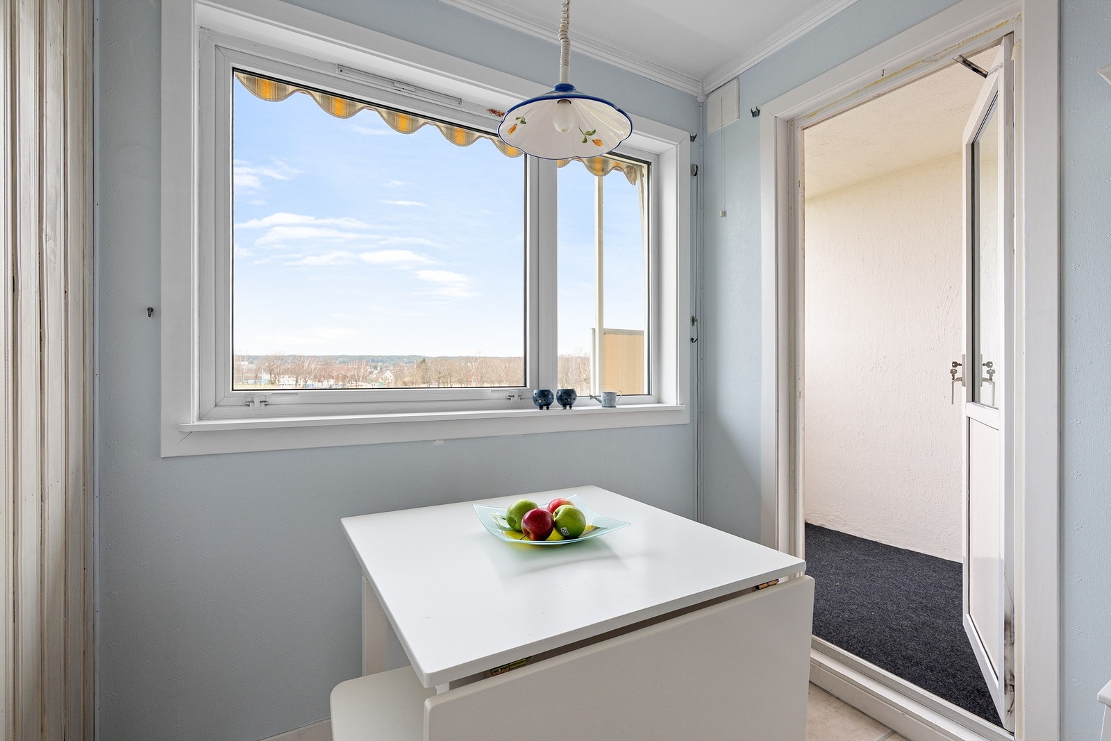 Med frokostbordet foran kjøkkenvinduet får du følge av like flott utsikt som i stuen og på verandaen. Galleribilde